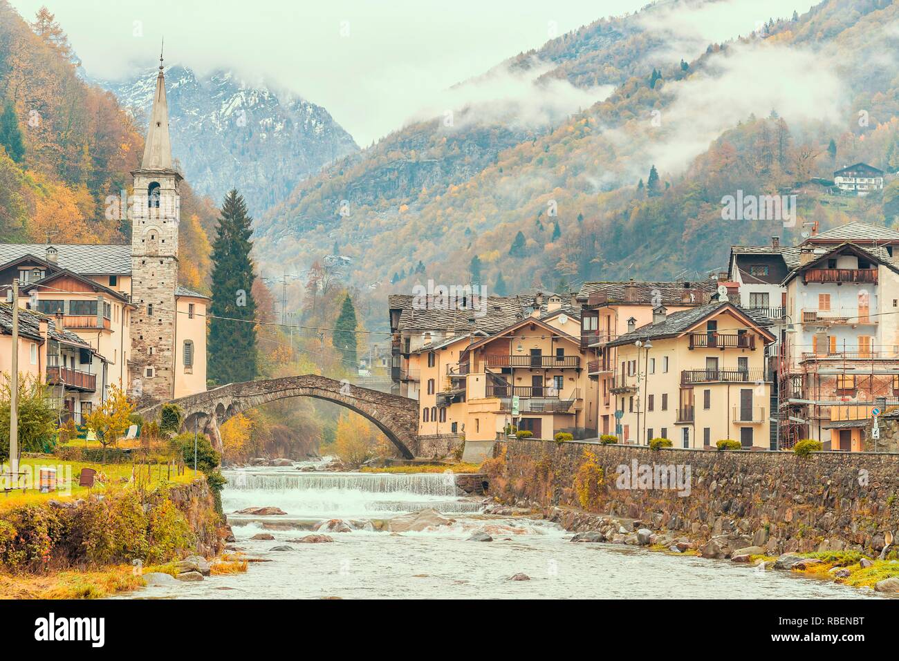 Fontainemore alpine village sur la rivière Lys dans une forêt, dans la Vallée de Gressoney près de Monte Rosa au cours de l'automne Banque D'Images
