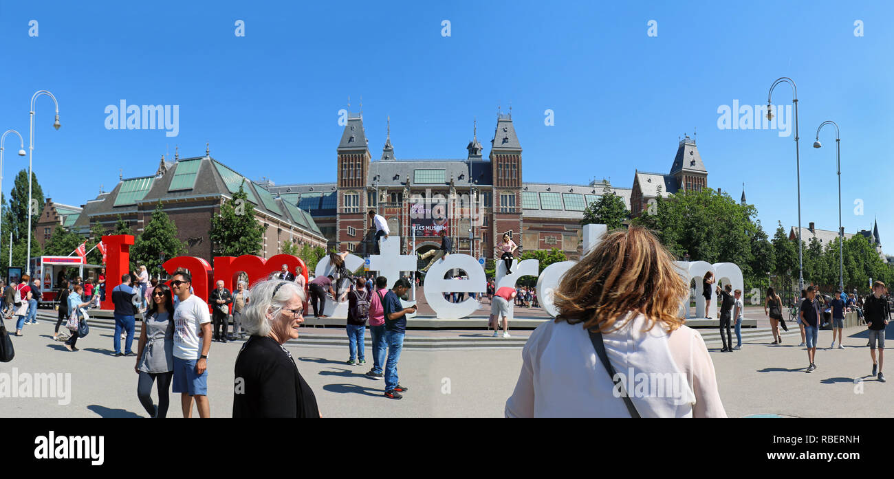 AMSTERDAM, Pays-Bas - 15 MAI 2018 : La célèbre I sign in amsterdam Museumplein place devant le Rijksmuseum avec lettres immenses Banque D'Images