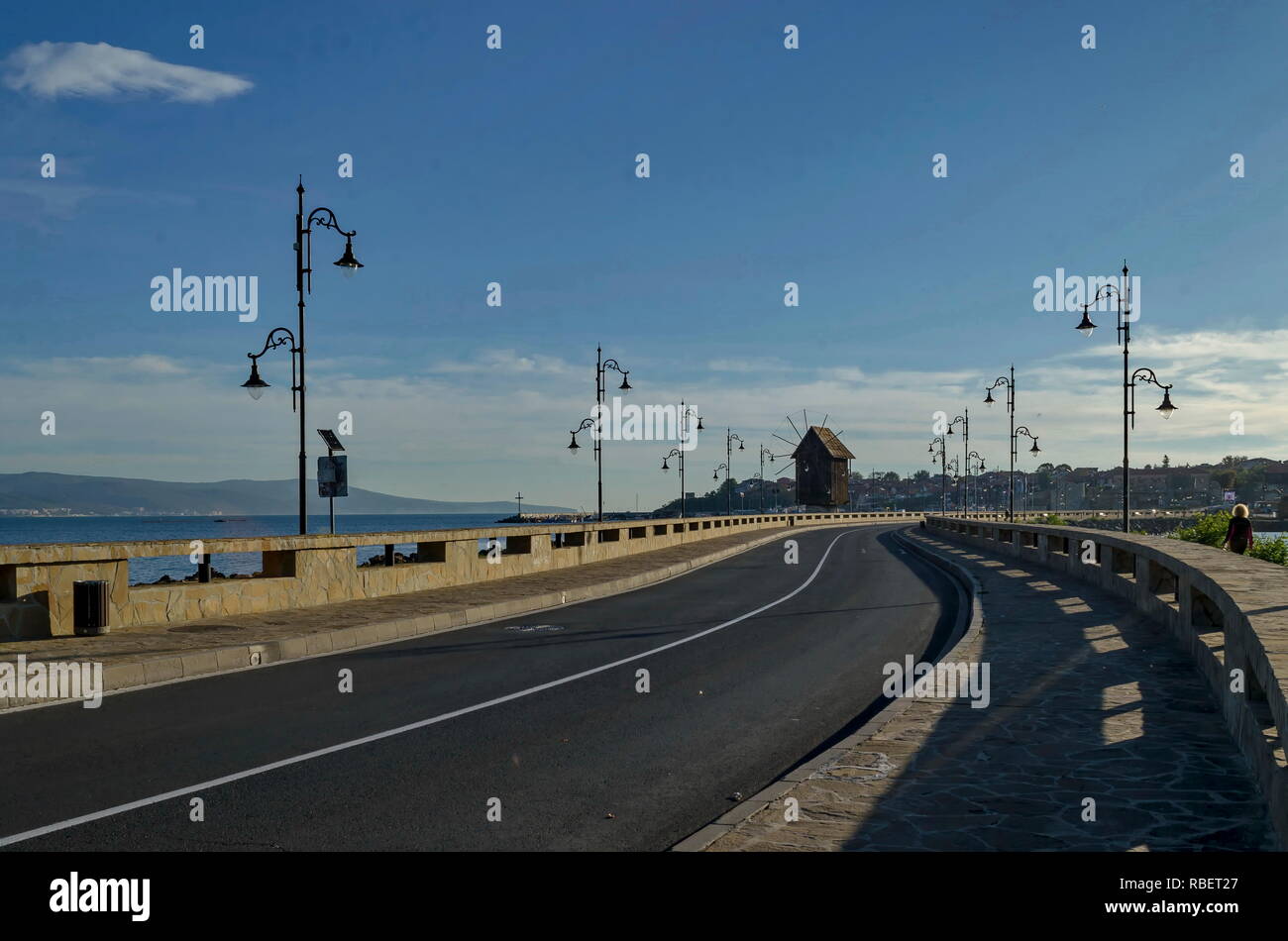 Isthme pour vieux Nessebar sur la mer Noire en Bulgarie. Le moulin est en bois. Banque D'Images