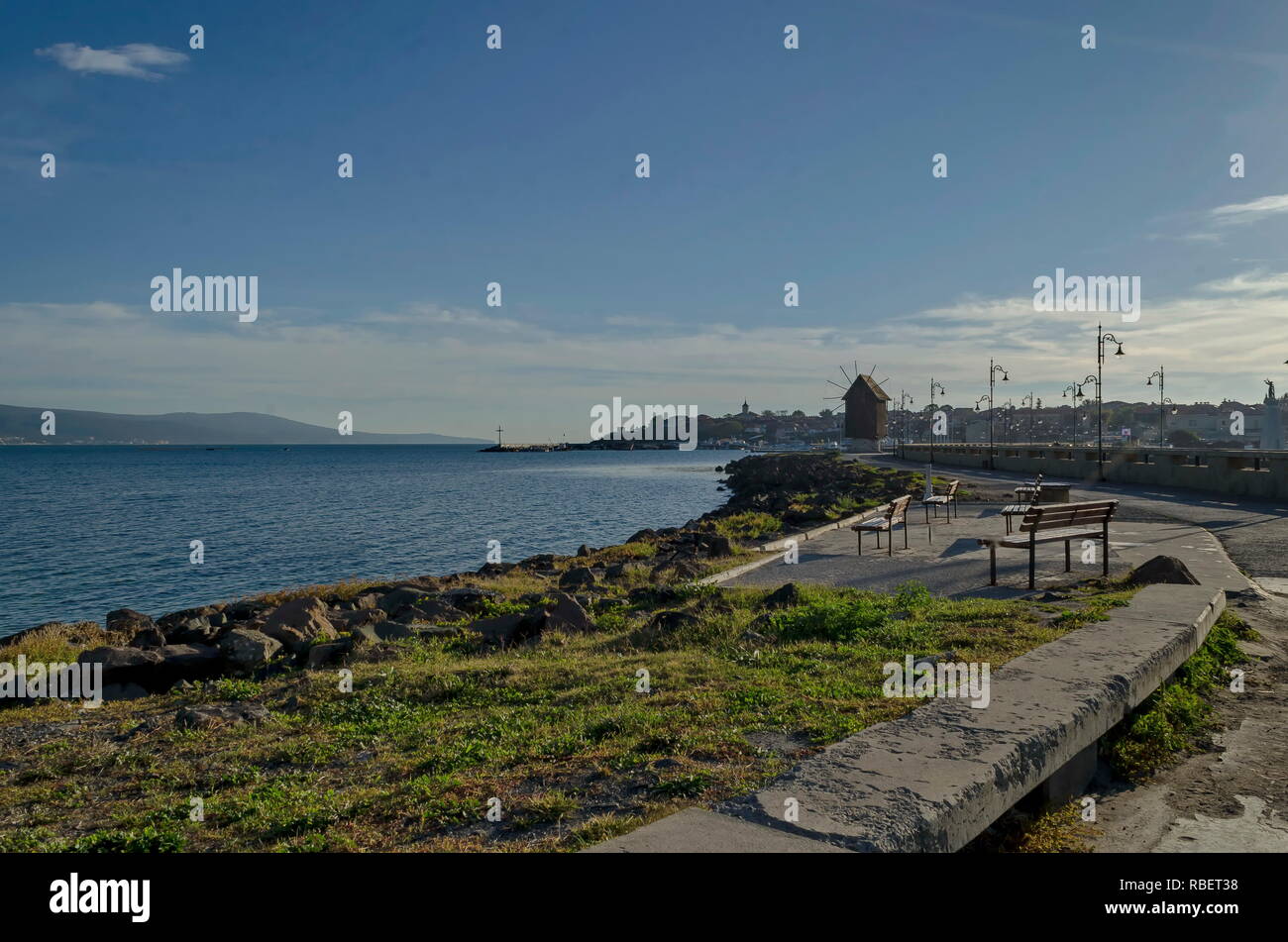 Isthme pour vieux Nessebar sur la mer Noire en Bulgarie. Le moulin est en bois. Banque D'Images