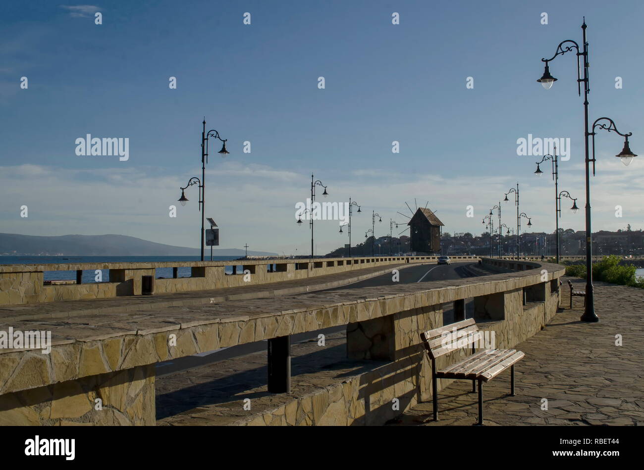 Isthme pour vieux Nessebar sur la mer Noire en Bulgarie. Le moulin est en bois. Banque D'Images