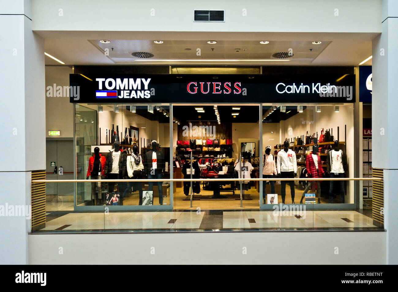 Boutique dans un centre commercial avec de célèbres marques de mode Banque D'Images