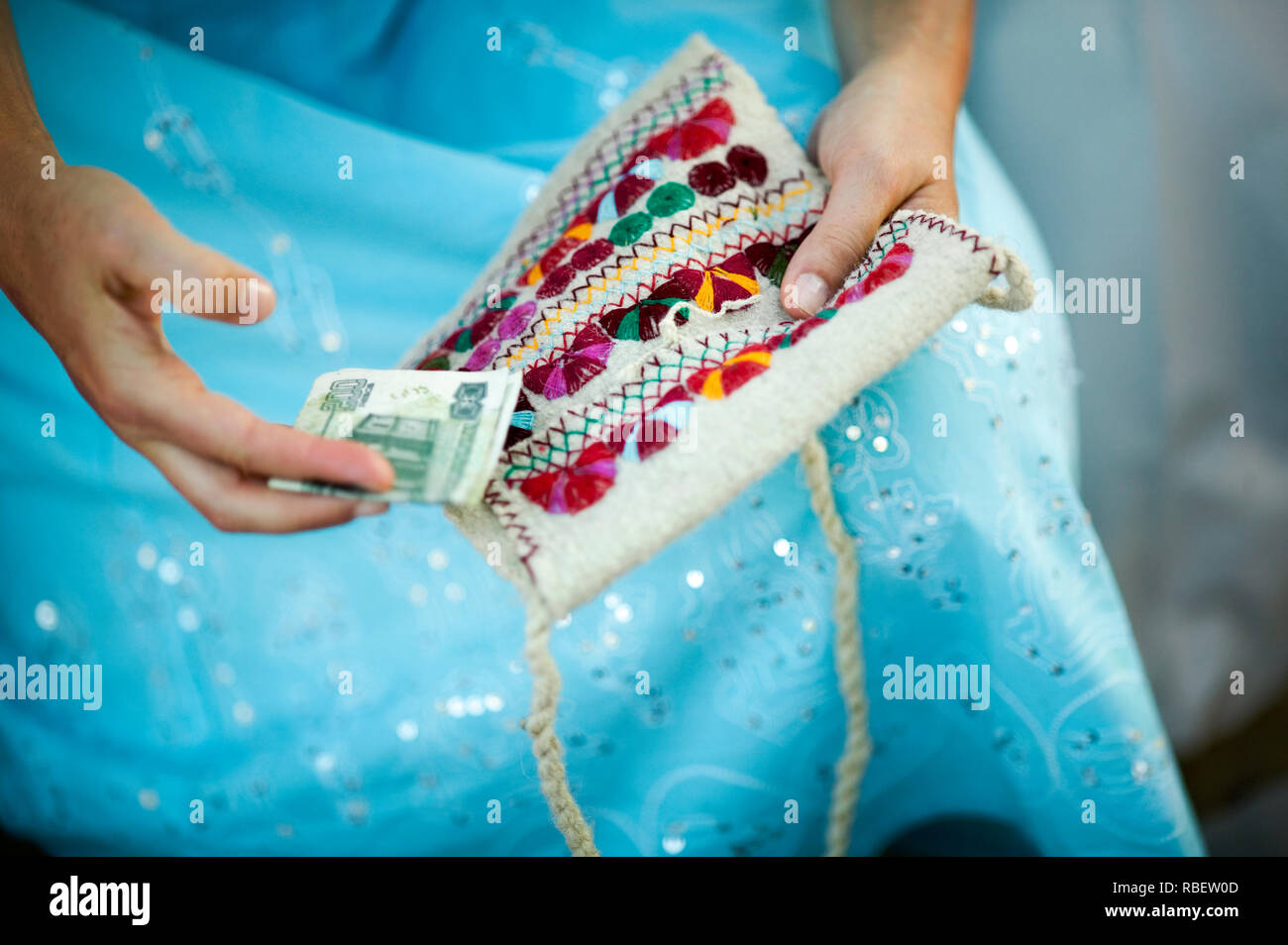 Close up of a womans main tenant l'argent de papier. Banque D'Images