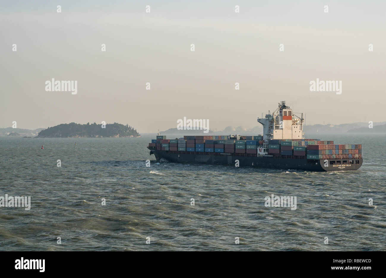 Cargo moderne laissant Xiamen en Chine Banque D'Images