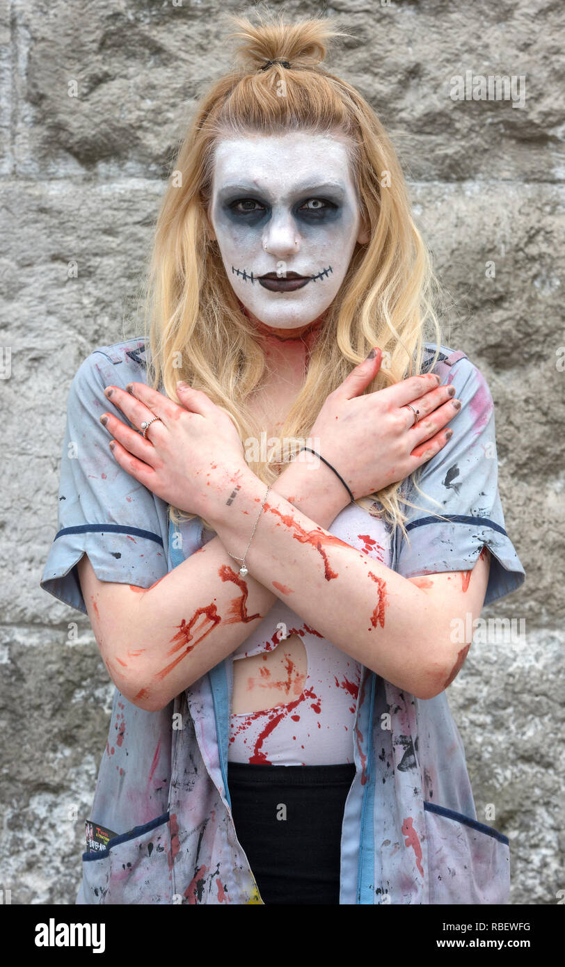 En participant pleinement à la Costume et maquillage Zombie Walk Birmingham - 18 juin 2016, Birmingham, Angleterre Banque D'Images