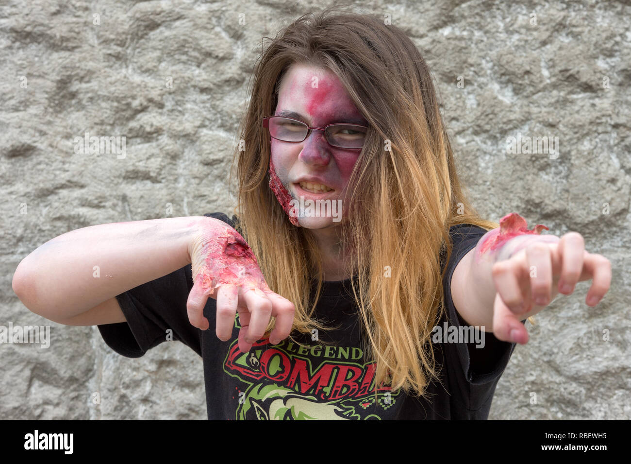 En participant pleinement à la Costume et maquillage Zombie Walk Birmingham - 18 juin 2016, Birmingham, Angleterre Banque D'Images