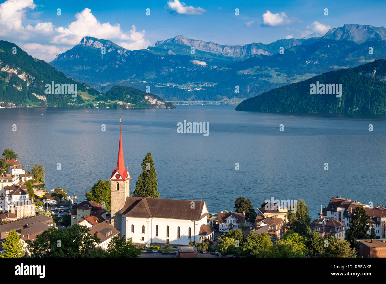 Église paroissiale Maria et le village de Weggis, surplombant le lac de Lucerne, Suisse Banque D'Images