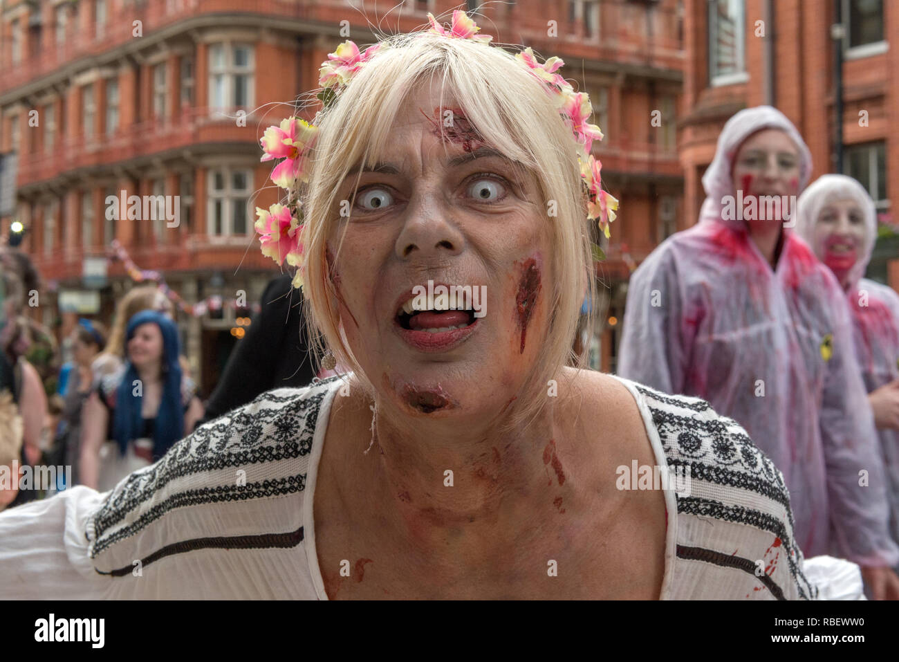 En participant pleinement à la Costume et maquillage Zombie Walk Birmingham - 18 juin 2016, Birmingham, Angleterre Banque D'Images