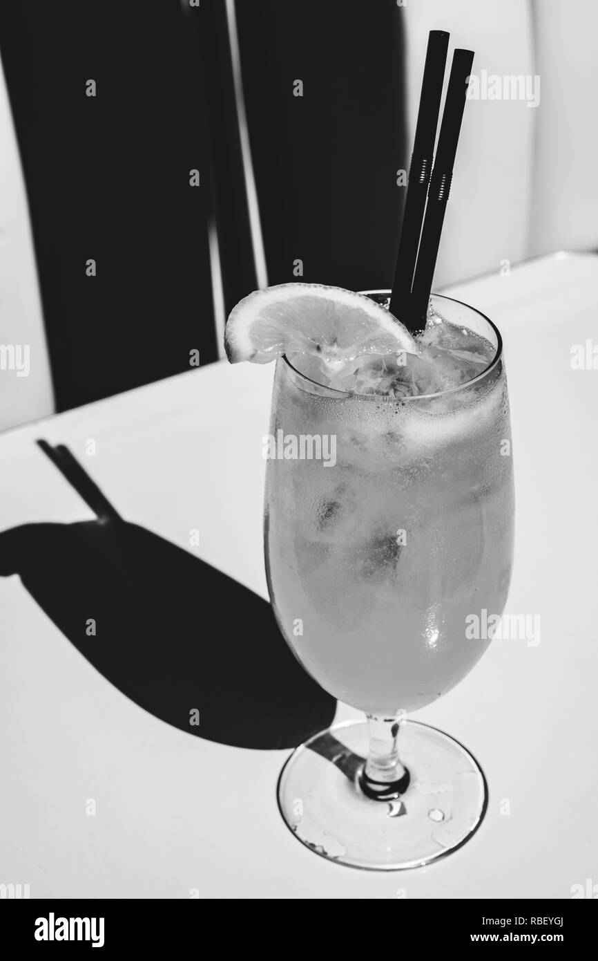 Une photo en noir et blanc d'une boisson d'été cool Banque D'Images