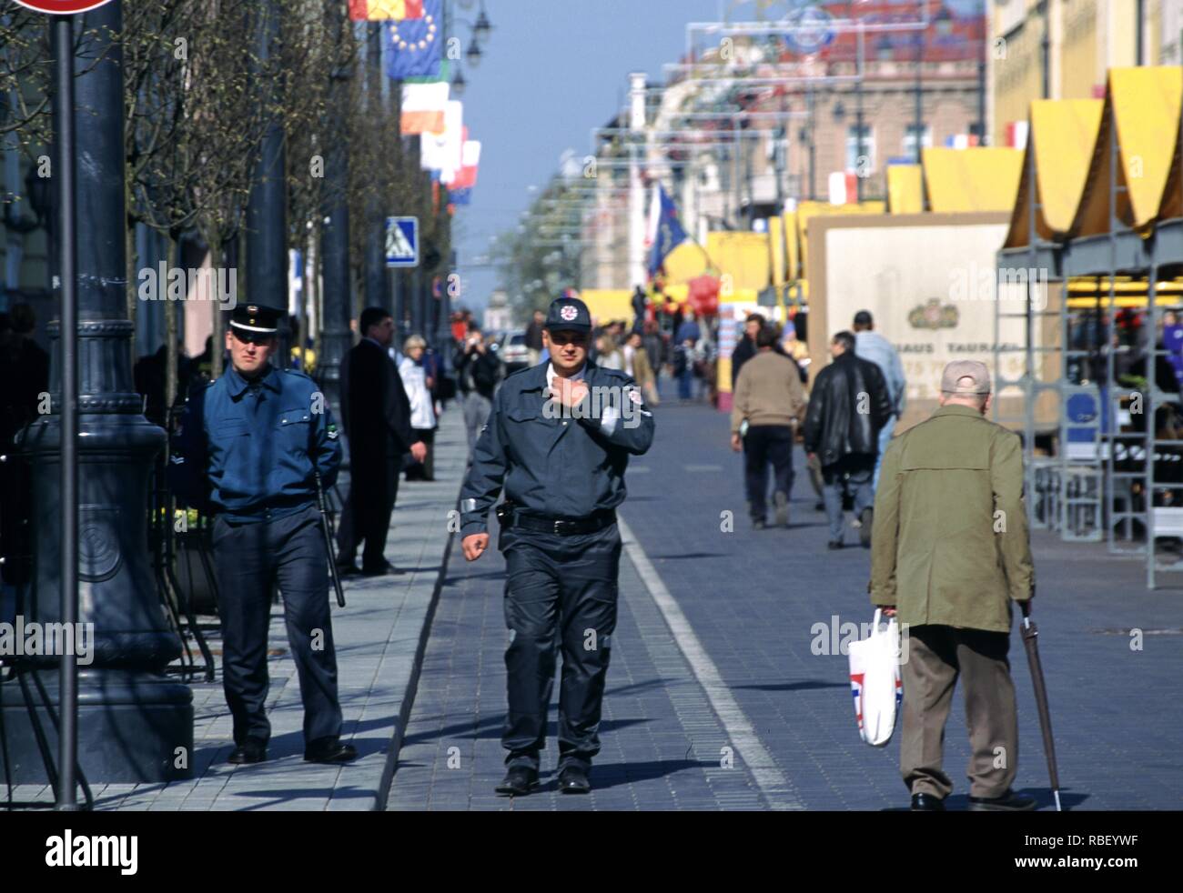 Les agents de police marche sur Gediminoo street, Vilnius, Lituanie Banque D'Images