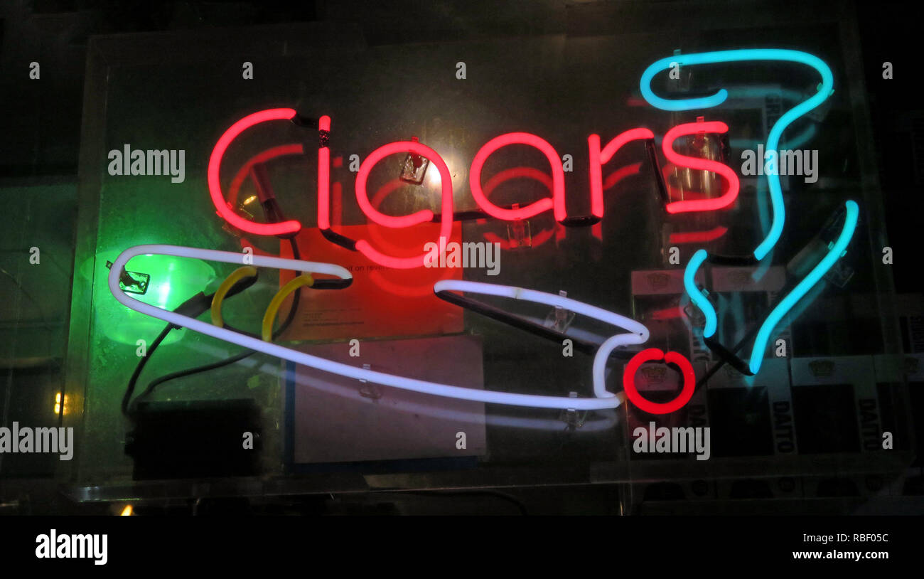 Les cigares, les tuyaux et les produits du tabac shop, néon, la fumée et le tabagisme, Manhattan, New York City, New York, USA Banque D'Images