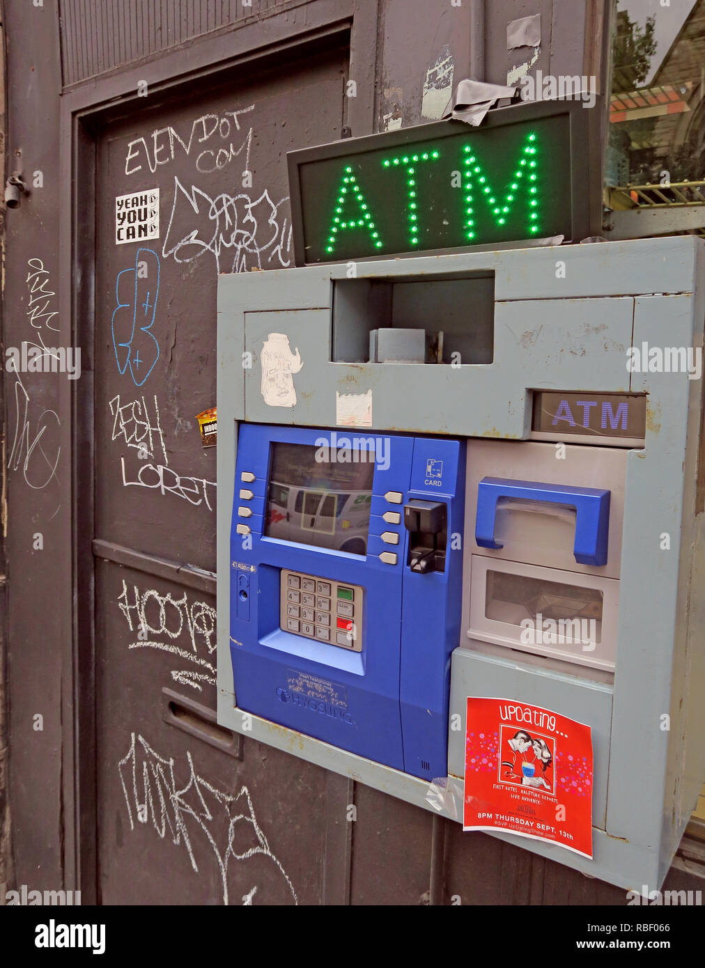 Distributeur automatique de la rue nous, Hyosung ATM, la Place, East Village, Manhattan, New York City, New York, NY, USA Banque D'Images