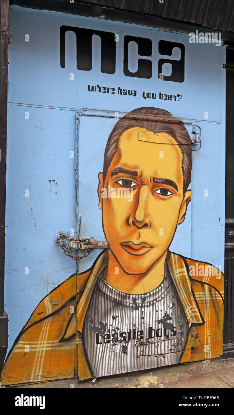 MCA - Où avez-vous été ? - Adam Yauch (MCA), Beastie Boys T-Shirt sur l'homme, le street art, East Village, Manhattan, New York, NYC, NY, USA Banque D'Images
