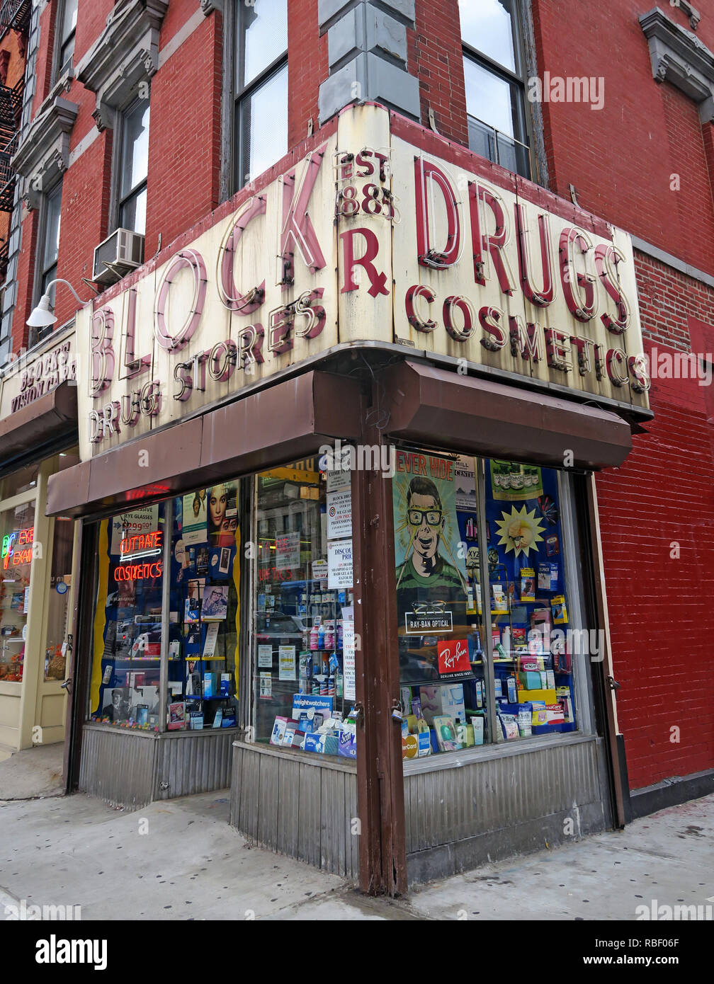 Bloquer les pharmacies Pharmacie de façade, en rouge, néon, 101 2nd Avenue, New York, NY 10003, USA - Est 1885, par bloc Russe Alexander Banque D'Images