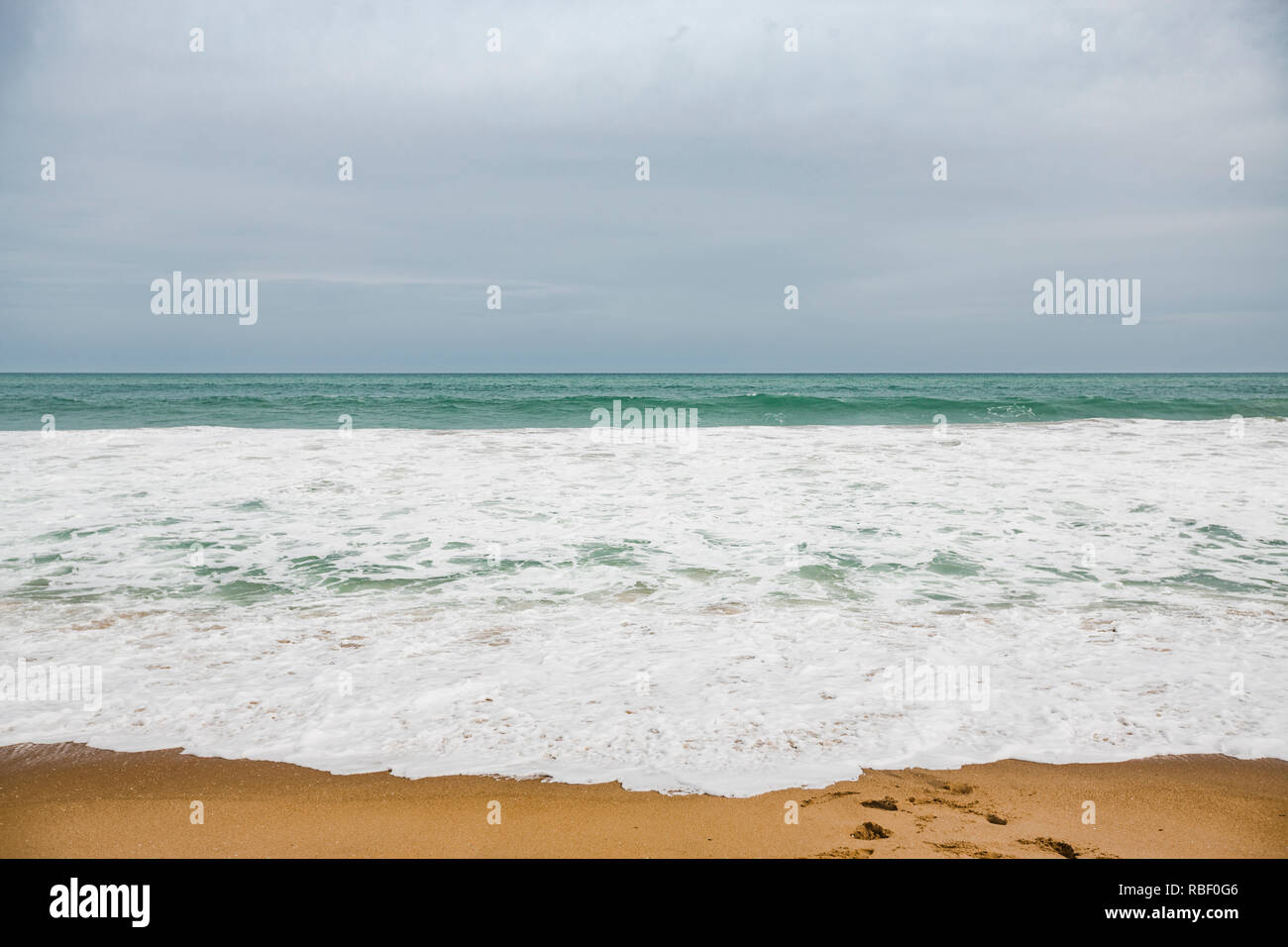 Plage à Ouidah par le golfe du Bénin dans le golfe de Guinée. Atlantique Ministère, Bénin, Afrique Banque D'Images