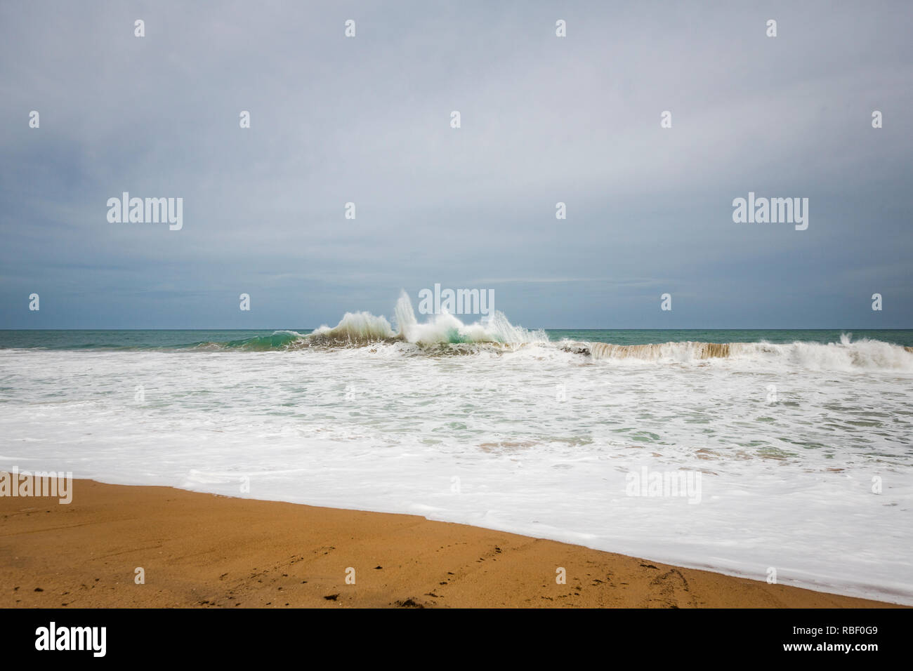 Plage à Ouidah par le golfe du Bénin dans le golfe de Guinée. Atlantique Ministère, Bénin, Afrique Banque D'Images
