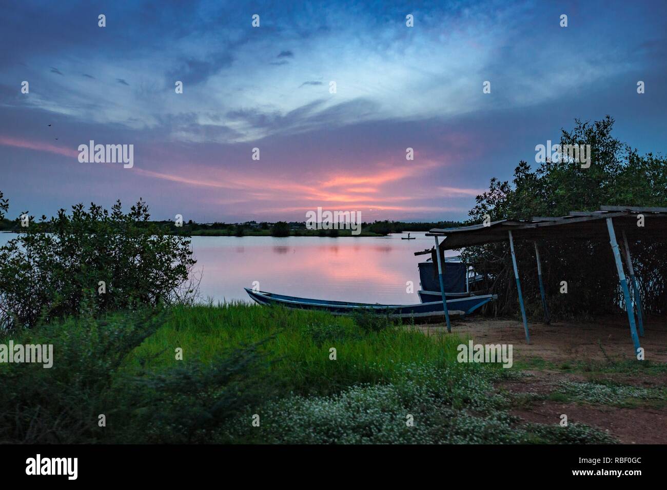 Photo de paysage au coucher du soleil de la Laguna de Ouidah, l'Atlantique Ministère, au Bénin. Banque D'Images