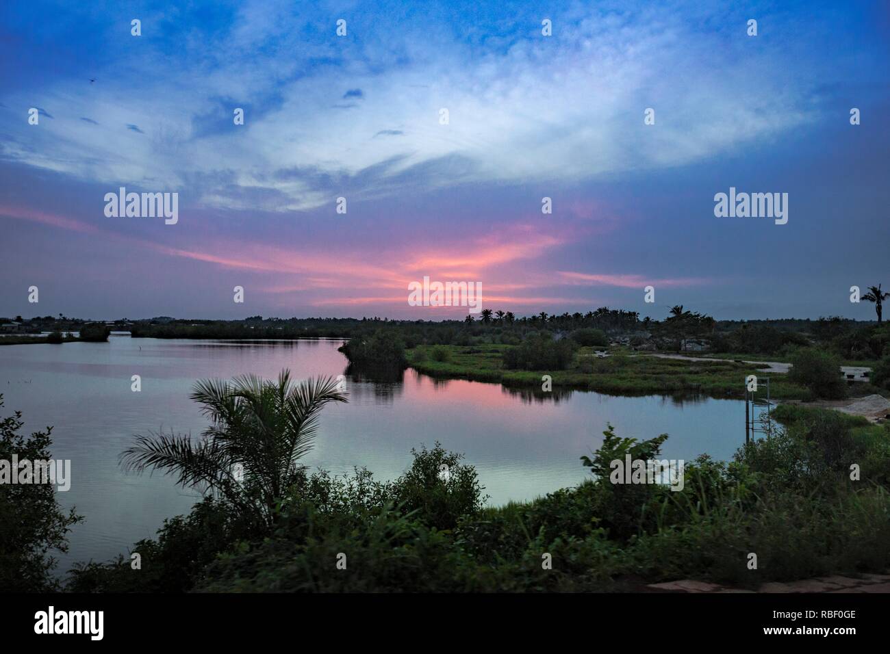 Photo de paysage au coucher du soleil de la Laguna de Ouidah, l'Atlantique Ministère, au Bénin. Banque D'Images