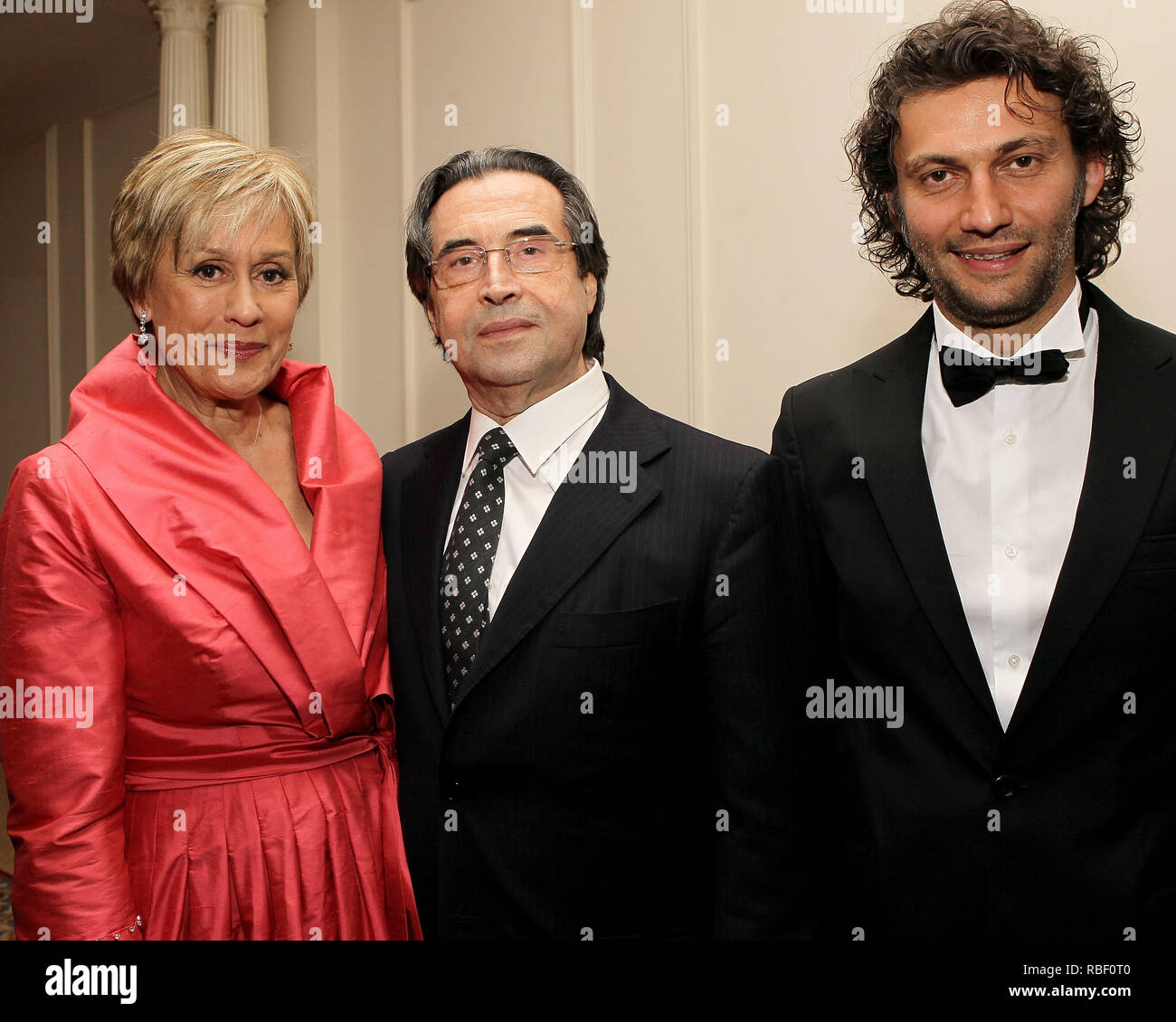 NEW YORK, NY - 17 avril : Soprano Dame Kiri Te Kanawa, chef d'orchestre Riccardo Muti et le ténor Jonas Kaufmann assister à la sixième édition annuelle des Prix Opera News à l'hôtel Plaza le 17 avril 2011 à New York. (Photo par Steve Mack/S.D. Mack Photos) Banque D'Images