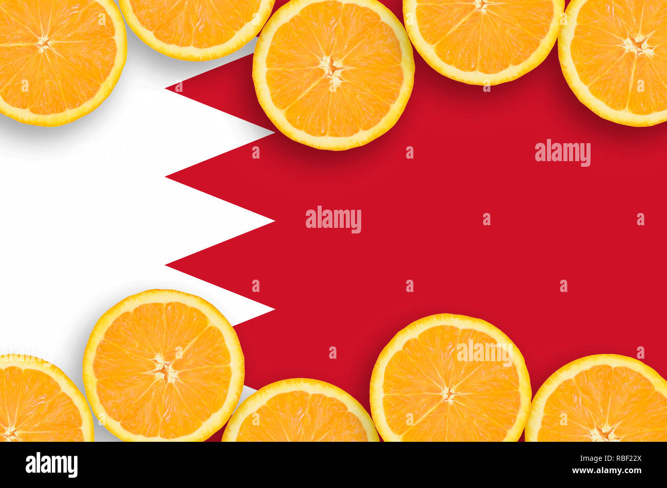 Drapeau de Bahreïn dans la structure horizontale des tranches d'agrumes orange. Concept de croissance et de l'importation et l'exportation des agrumes Banque D'Images