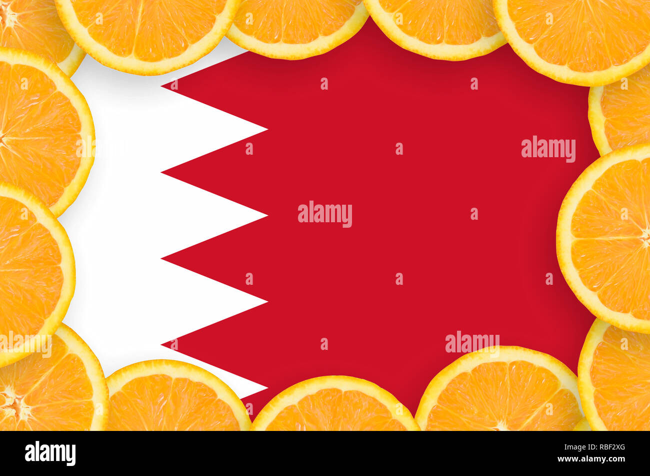 Drapeau de Bahreïn dans le cadre de tranches d'agrumes orange. Concept de croissance et de l'importation et l'exportation des agrumes Banque D'Images