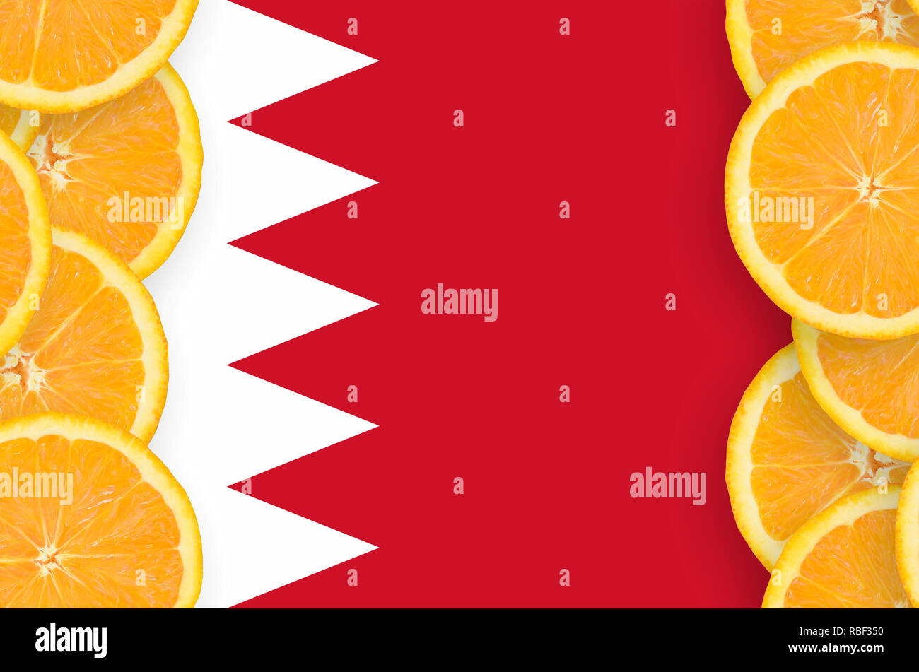 Drapeau de Bahreïn dans cadre vertical des tranches d'agrumes orange. Concept de croissance et de l'importation et l'exportation des agrumes Banque D'Images