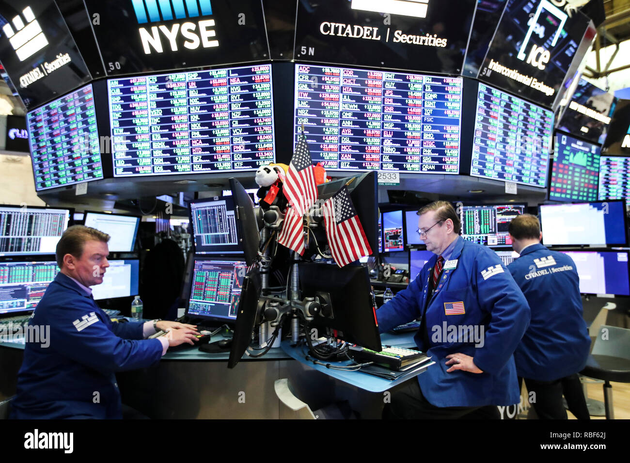 New York, USA. Jan 9, 2019. Traders travailler à la Bourse de New York à New York, États-Unis, 9 janvier 2019. Stocks américains plus fermé le mercredi après le résumé de la réunion de la Réserve fédérale qui a eu lieu en décembre, la banque centrale est patient sur une hausse de taux. Le Dow Jones Industrial Average a augmenté 91,67 points, ou 0,39  %, à 23 879,12. Le S&P 500 a augmenté de 10,55 points, ou 0,41  %, à 2 584,96. L'indice composé Nasdaq est en hausse de 60,08 points, ou 0,87  %, à 6 957,08. Credit : Wang Ying/Xinhua/Alamy Live News Banque D'Images