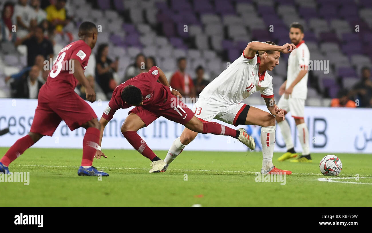 Al Ain, Émirats arabes unis (EAU). Jan 9, 2019. George Felix Melki (R) avant de Liban rivalise avec Akram Hassan Afif (avant C) du Qatar lors de la Groupe E match entre le Qatar et le Liban de la coupe d'Asie de l'AFC 2019 ÉMIRATS ARABES UNIS à Al Ain, Émirats arabes unis (EAU), le 9 janvier, 2019. Le Qatar a gagné 2-0. Huiwo Crédit : Wu/Xinhua/Alamy Live News Banque D'Images