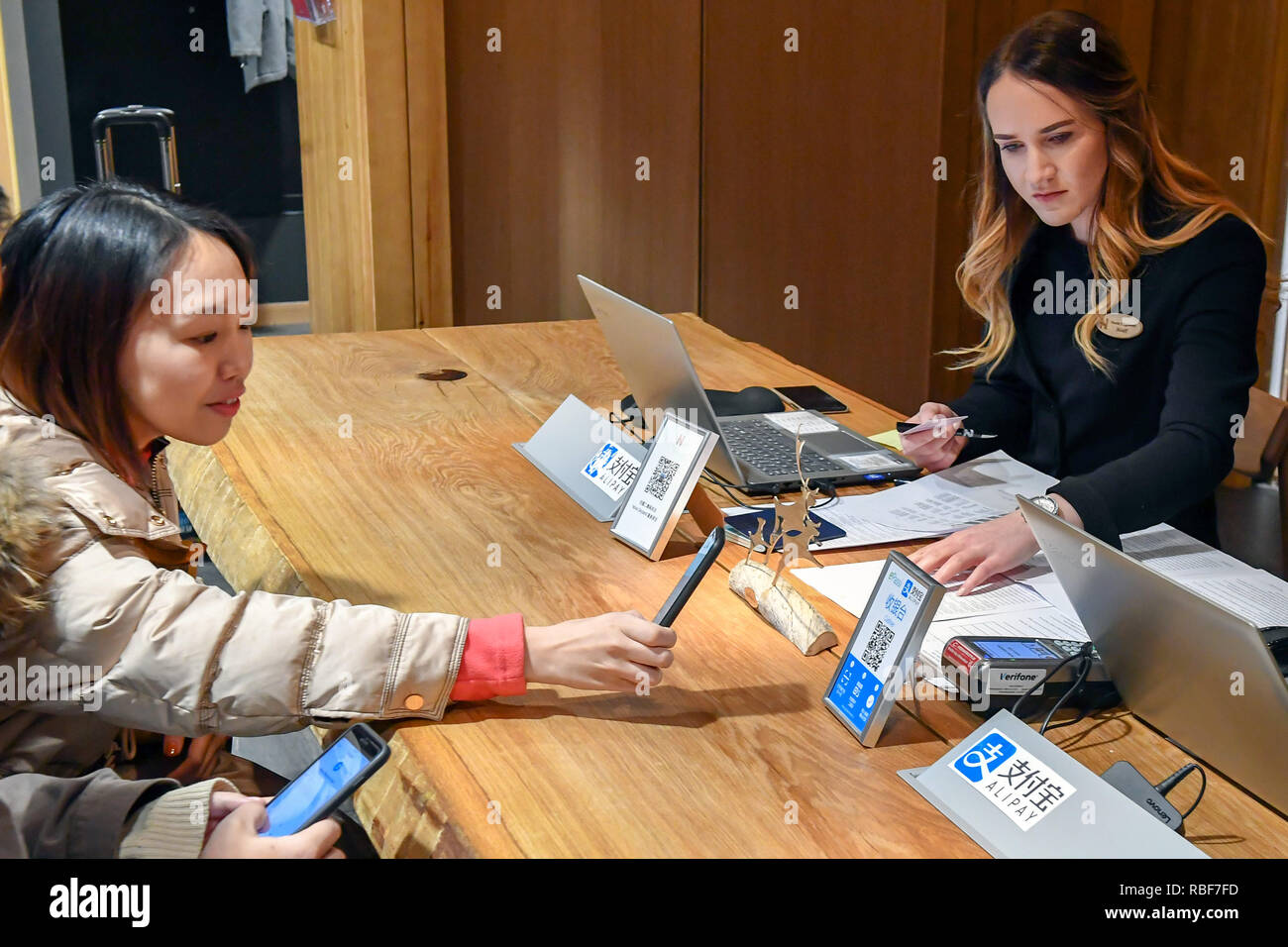 (190110) -- BEIJING, 10 janvier 2019 (Xinhua) -- un pays de touristes chinois en scannant le code QR de Alipay à Rovaniemi, Finlande, le 19 janvier 2018. Les utilisateurs du monde entier d'Alipay, leader sur le plate-forme de paiement en ligne, dépasser 1 milliards de dollars, selon les données publiées par Alipay, le 9 janvier 2019. Ant d'Alipay Financial Services Group a déclaré qu'il a coopéré avec près de 10 grandes entreprises de paiement à puce outre-mer y compris l'Inde et la Thaïlande est TrueMoney Paytm, qui a contribué à l'augmentation du nombre d'Alipay utilisateurs. Selon la dernière Alibaba rapport financier trimestriel, Alipay's les utilisateurs chinois ont su Banque D'Images