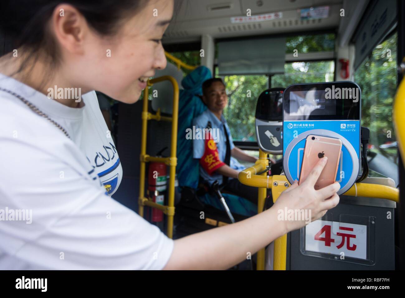 (190110) -- BEIJING, 10 janvier 2019 (Xinhua) -- Photo prise le 16 août 2016 montre un citoyen à l'aide d'Alipay pour paiement sur le bus n° 506 à Hangzhou, Zhejiang Province de Chine orientale. Les utilisateurs du monde entier d'Alipay, leader sur le plate-forme de paiement en ligne, dépasser 1 milliards de dollars, selon les données publiées par Alipay, le 9 janvier 2019. Ant d'Alipay Financial Services Group a déclaré qu'il a coopéré avec près de 10 grandes entreprises de paiement à puce outre-mer y compris l'Inde et la Thaïlande est TrueMoney Paytm, qui a contribué à l'augmentation du nombre d'Alipay utilisateurs. Selon le dernier rapport financier trimestriel d'Alibaba Banque D'Images