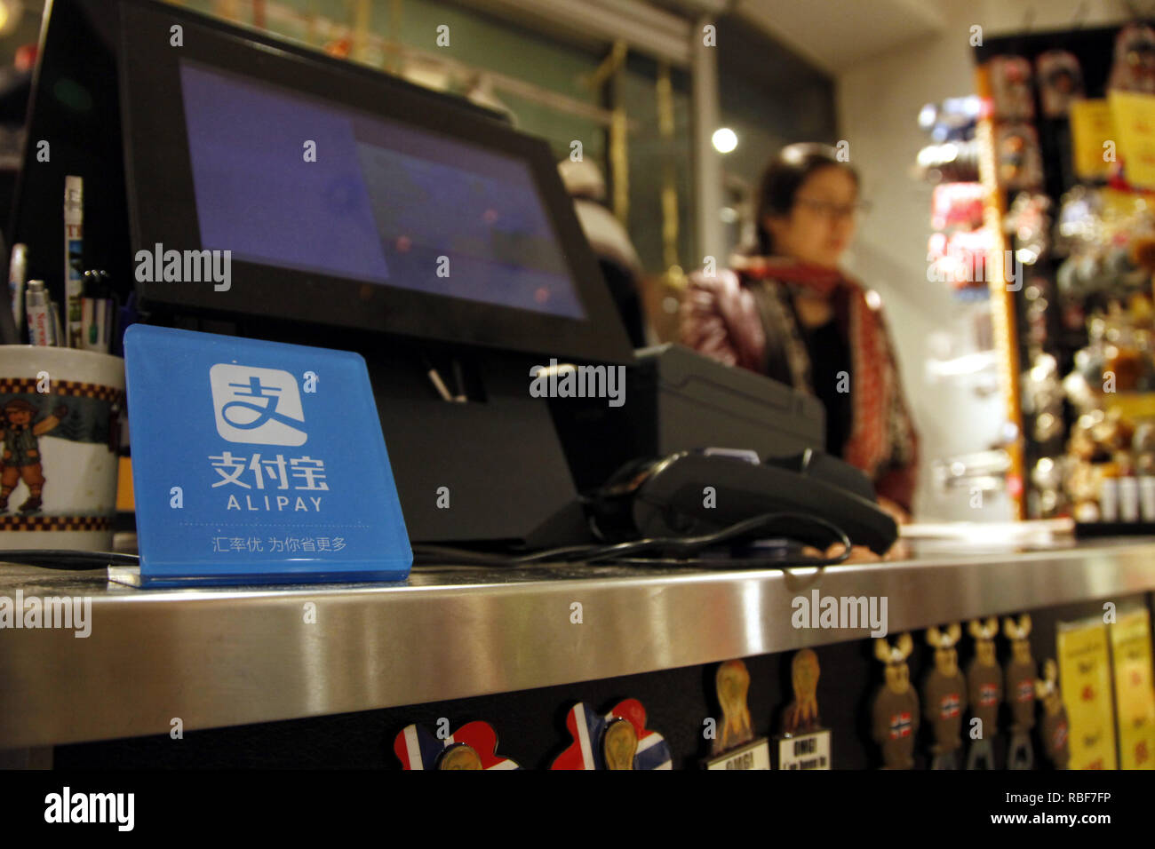 (190110) -- BEIJING, 10 janvier 2019 (Xinhua) -- Le logo de Alipay est vu dans un magasin à Oslo, Norvège, le 12 décembre 2018. Les utilisateurs du monde entier d'Alipay, leader sur le plate-forme de paiement en ligne, dépasser 1 milliards de dollars, selon les données publiées par Alipay, le 9 janvier 2019. Ant d'Alipay Financial Services Group a déclaré qu'il a coopéré avec près de 10 grandes entreprises de paiement à puce outre-mer y compris l'Inde et la Thaïlande est TrueMoney Paytm, qui a contribué à l'augmentation du nombre d'Alipay utilisateurs. Selon la dernière Alibaba rapport financier trimestriel, Alipay's les utilisateurs chinois ont dépassé 700 millions d'un Banque D'Images