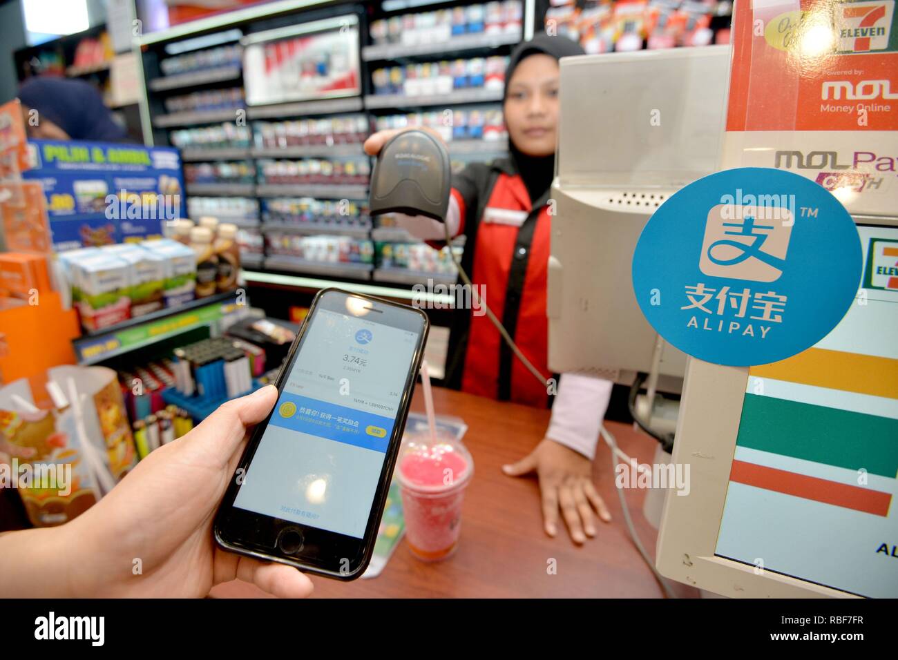 (190110) -- BEIJING, 10 janvier 2019 (Xinhua) -- Un client utilise Alipay pour payer ses pilules à un atelier à Kuala Lumpur, Malaisie, le 24 juillet 2017. Les utilisateurs du monde entier d'Alipay, leader sur le plate-forme de paiement en ligne, dépasser 1 milliards de dollars, selon les données publiées par Alipay, le 9 janvier 2019. Ant d'Alipay Financial Services Group a déclaré qu'il a coopéré avec près de 10 grandes entreprises de paiement à puce outre-mer y compris l'Inde et la Thaïlande est TrueMoney Paytm, qui a contribué à l'augmentation du nombre d'Alipay utilisateurs. Selon la dernière Alibaba rapport financier trimestriel, Alipay's utilisateurs chinois hav Banque D'Images