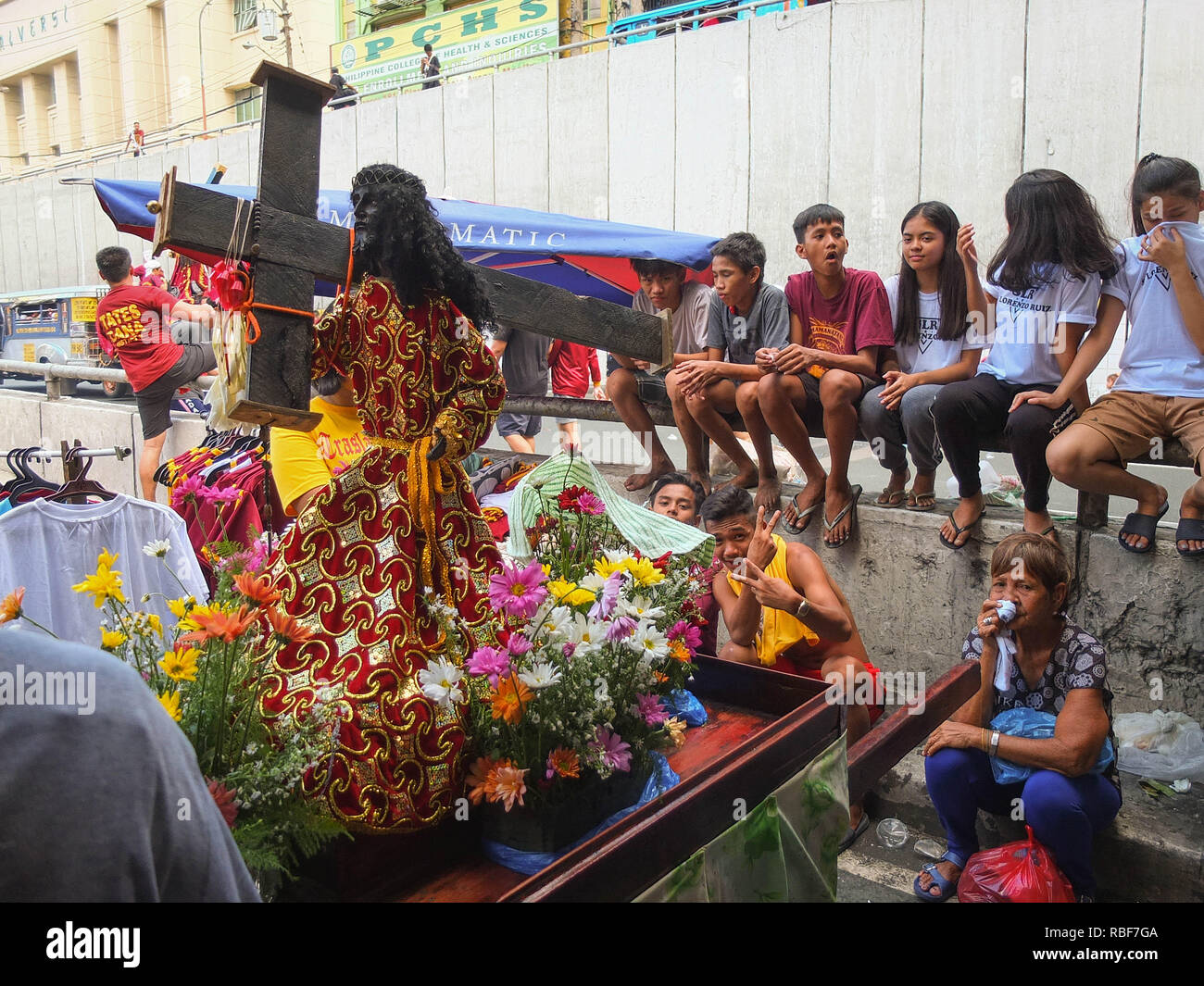 Manille, Philippines. Jan 9, 2019. Les jeunes fervents assis sur rampes de passage à Quezon Avenue pendant la 2018 traslacion Traslacion au.Eglise Quiapo, consiste à déplacer une image d'un endroit à l'autre, c'est une pratique annuelle observée par l'Eglise Quiapo sur c'est sacré réplique, le Nazaréen noir. La réplique sera un défilé de Quirino Grandstand à Eglise Quiapo à Manille. Credit : Josefiel Rivera SOPA/Images/ZUMA/Alamy Fil Live News Banque D'Images