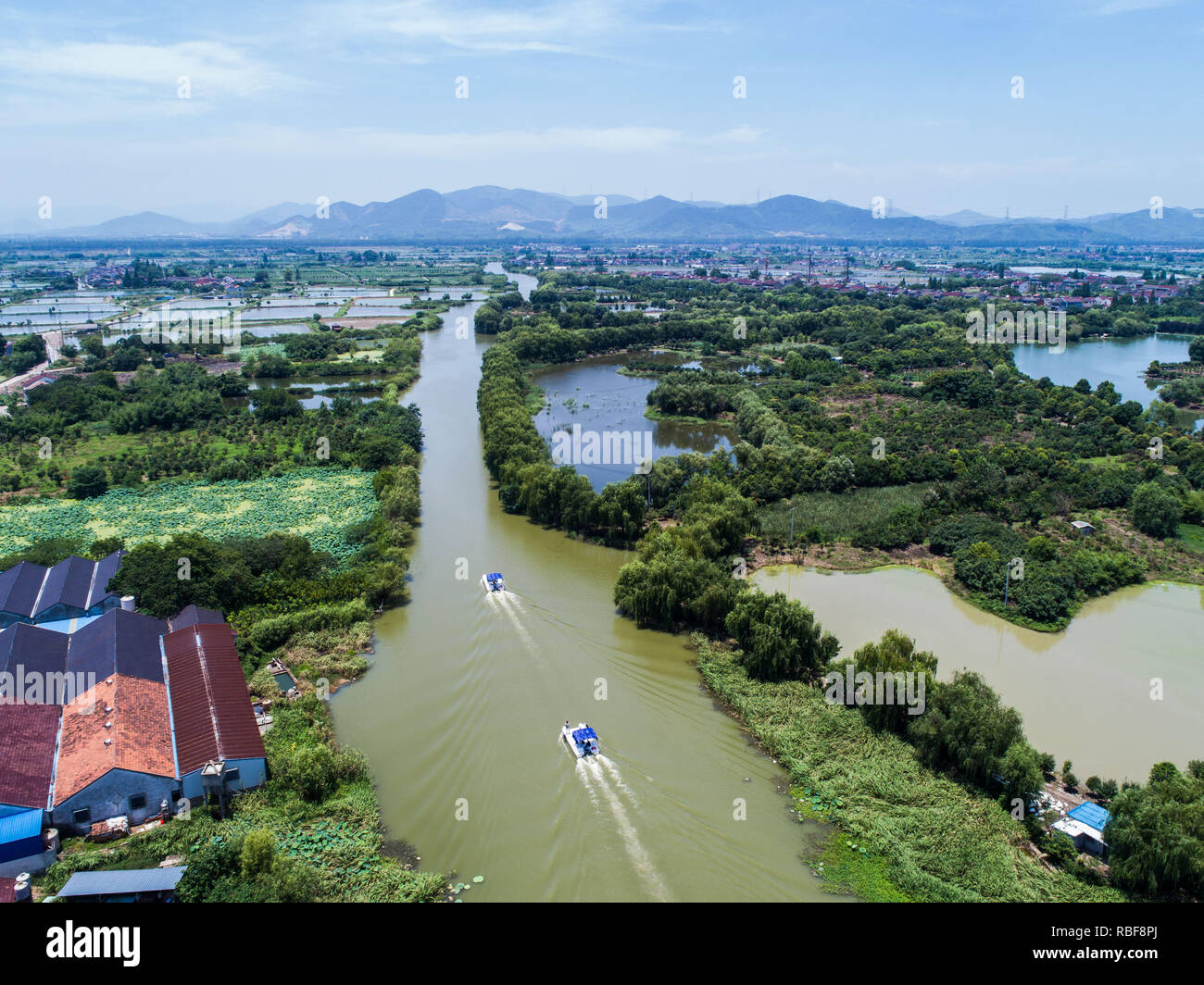 (190110) -- BEIJING, 10 janvier 2019 (Xinhua) -- photo aérienne prise le 10 juillet 2018 montre "rivière" en chef, qui est responsable de la protection des ressources en eau, la prévention et le contrôle de la pollution, et la restauration écologique, l'inspection d'un fleuve avec d'autres fonctionnaires d'Baojian Village de Donglin Ville de Shanghai, la Chine de l'est la province de Zhejiang. En novembre 2013, le 18e Comité central du Parti communiste de Chine a tenu sa troisième session plénière de se concentrer sur l'approfondissement de manière globale la réforme. Dans les cinq ans après la session, le système a été la civilisation écologique prend forme rapidement un Banque D'Images