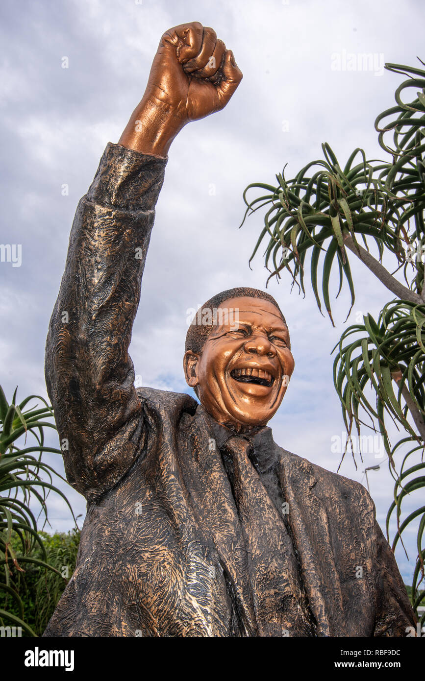 Durban, Afrique du Sud, le 9 janvier 2019. Staues de l'African National Congress (ANC) vaillants et ancien présidents de partis sur l'affichage le long de la route en dehors de Durban Ruth Premier de l'avant de l'African National Congress (ANC) 2019 Lancement du manifeste de l'élection qui aura lieu au stade Moses Mabhida à Durban le Samedi, 12 janvier, 2019. Sur la photo est une lutte d'icône et de l'ancien président sud-africain Nelson Mandela. Jonathan Oberholster/Alamy Live News. Jonathan Oberholster/Alamy Live News Banque D'Images