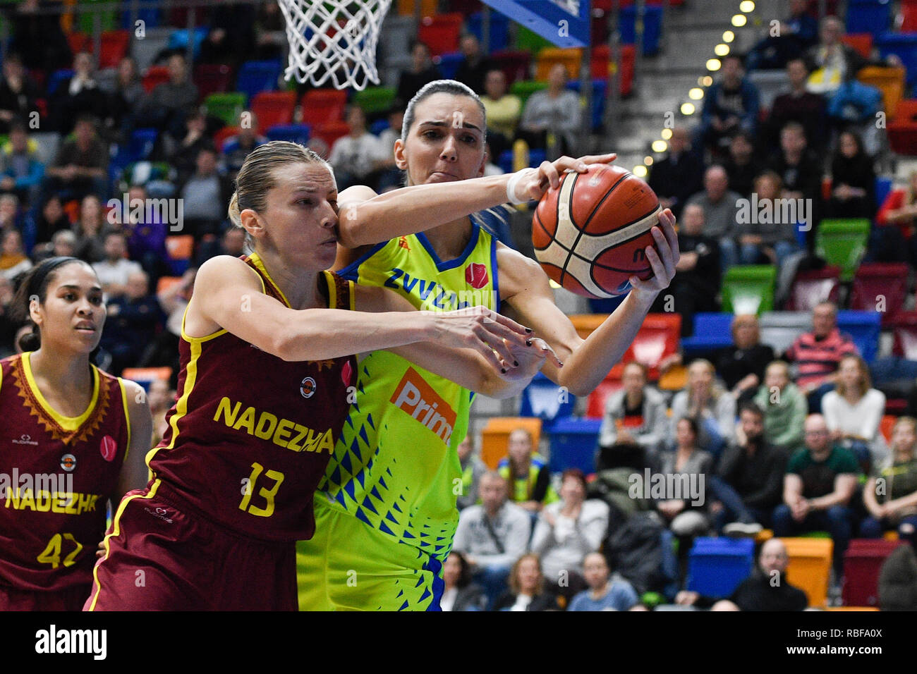 Prague, République tchèque. 09Th Jan, 2019. (R-L) MARIJA REZAN de l'USK, SANDRA YGUERAVIDE d'Orenbourg, BRIONNA JONES d'Orenbourg, lutte pour une balle pendant le groupe A, 8e ronde, European Women's Basketball League match ZVVZ USK Praha vs Orenburg à Prague, République tchèque, le 9 janvier 2019. Credit : Michal Kamaryt/CTK Photo/Alamy Live News Banque D'Images