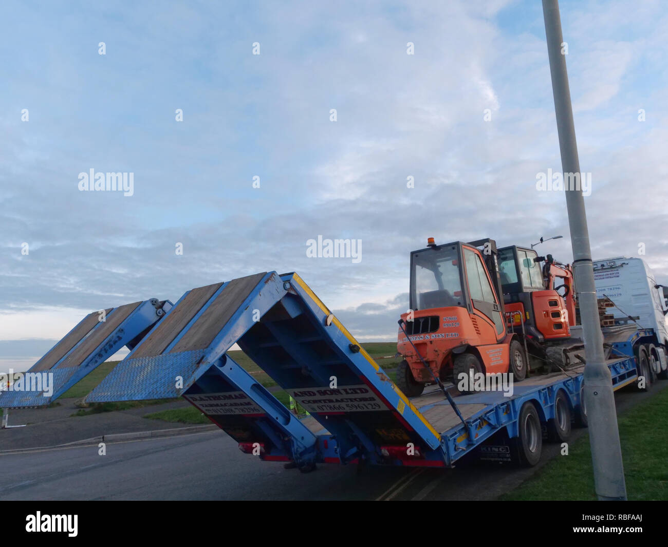 Newquay, Cornwall, UK. 10 janvier, 2019. Accaparement des terres contre le Duché de Cornouailles terre comme une route locale byway et est approprié par un promoteur. Une partie importante de la South West coastal path a été bloqué par la machinerie lourde et de la route chemin couvert de terre.50 plus l'homme des résidents d'un blocus. Newquay, Cornwall, UK. Crédit : Robert Taylor/Alamy Live News Banque D'Images