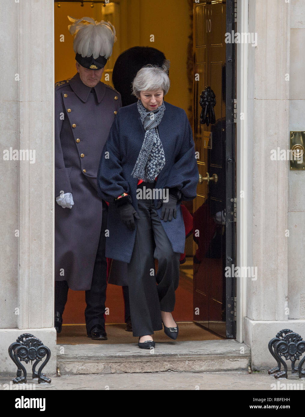 10 Downing Street, Londres, Royaume-Uni. 10 janvier, 2019. Le Premier ministre britannique Theresa peut accueille le Premier ministre Abe du Japon à des entretiens à Downing Street. Le premier ministre est accompagné par le Major-général Ben Bathurst, London District, Division des ménages pour répondre PM Abe qui arrive via le ministère des Affaires étrangères et du Commonwealth sur la cour. Credit : Malcolm Park/Alamy Live News. Banque D'Images