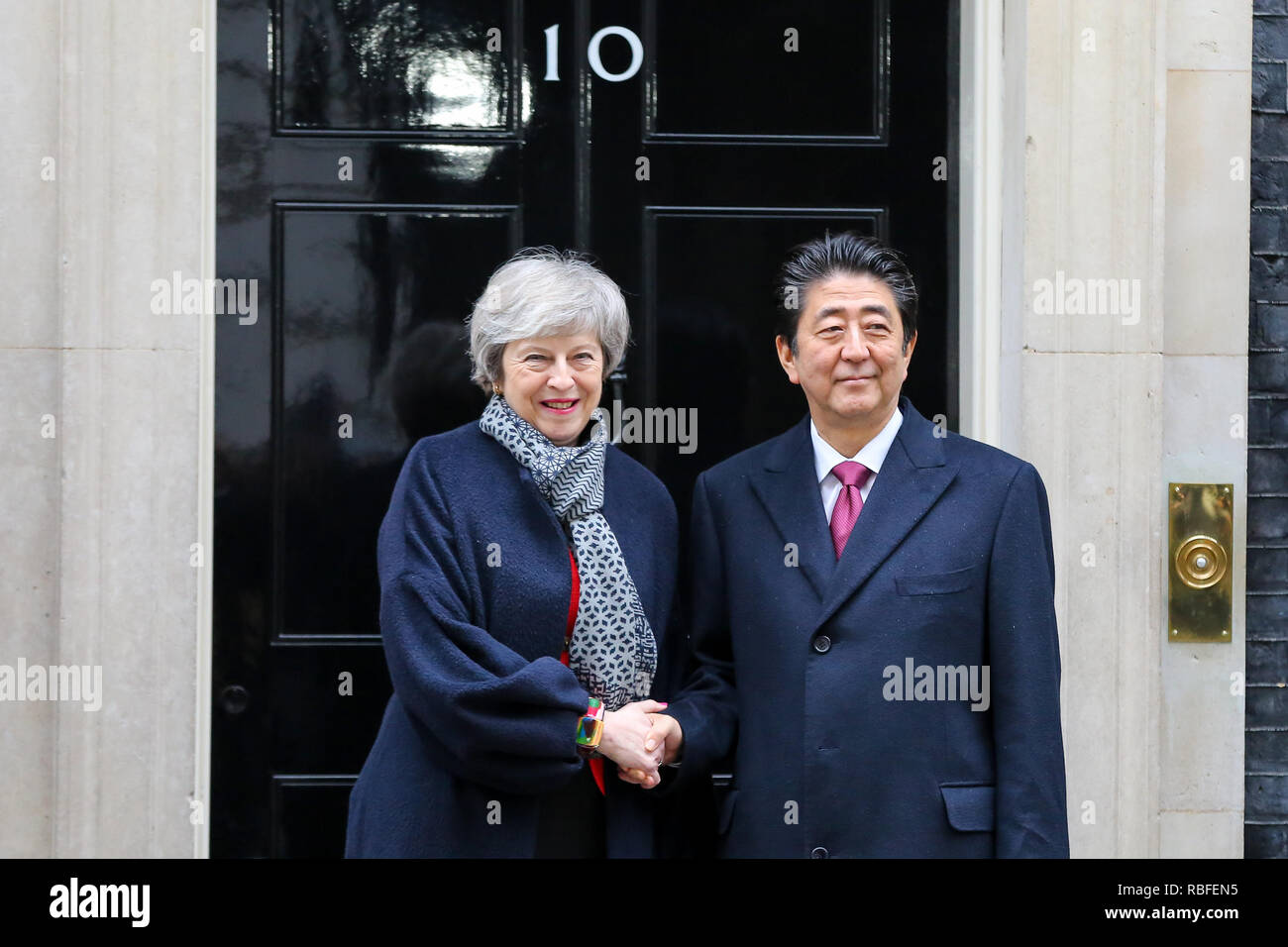 Londres, Royaume-Uni. 10 janvier, 2019. Le Premier ministre britannique THERESA MAY et Premier ministre Shinzo du Japon sont vus sur les étapes d'au 10, Downing Street. Credit : Dinendra Haria SOPA/Images/ZUMA/Alamy Fil Live News Banque D'Images