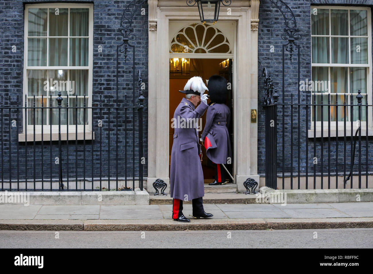 Downing Street, London, UK. 10 janvier, 2019. Le général Benjamin John Bathurst CBE (L) à Downing Street, la préparation à l'arrivée du premier ministre Shinzō Abe du Japon. Credit : Dinendra Haria/Alamy Live News Banque D'Images