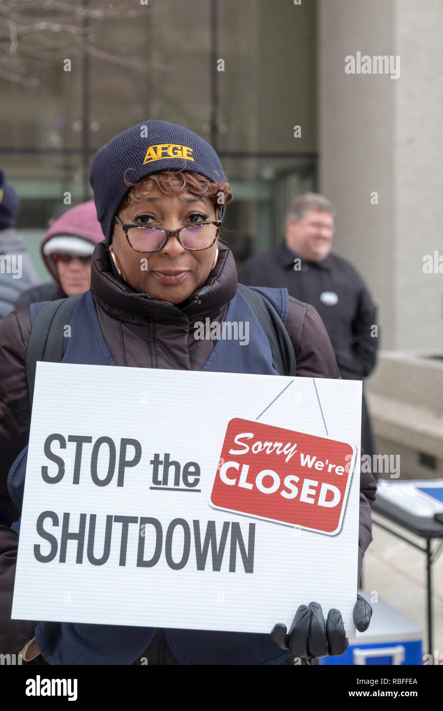 Detroit, Michigan, USA - 10 janvier 2019 - Les employés du gouvernement fédéral le gouvernement fédéral rassemblement à McNamara Construction pour protester contre le gouvernement partielle de l'arrêt. La protestation était dirigée par la Fédération américaine des employés du gouvernement (AFGE). De nombreux organismes gouvernementaux ont été fermées après que le Congrès ne serait pas d'accord sur la demande de Trump Président $5 milliards de dollars pour construire un mur le long de la frontière mexicaine. Crédit : Jim West/Alamy Live News Banque D'Images