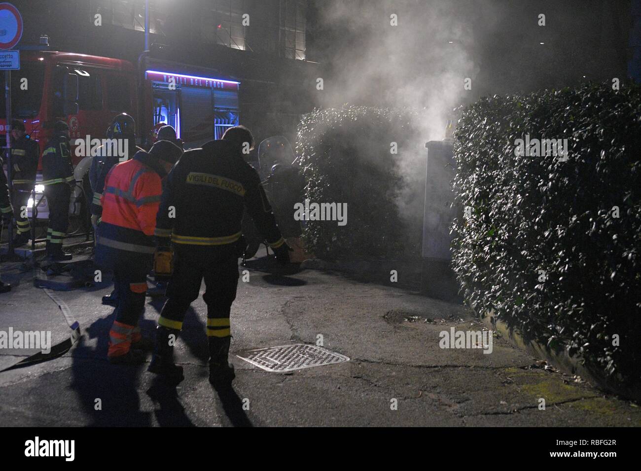 Foto LaPresse - Daniele Leone10/01/19 Roma ITA Cronaca Roms. Incendio rete elettrica sotterranea, piazzale delle Belle Arti con angolo Via Flaminia Nella foto : i Vigili del Fuoco sul luogo dell&# x2019;incendio, senza luce la zona circostante Banque D'Images