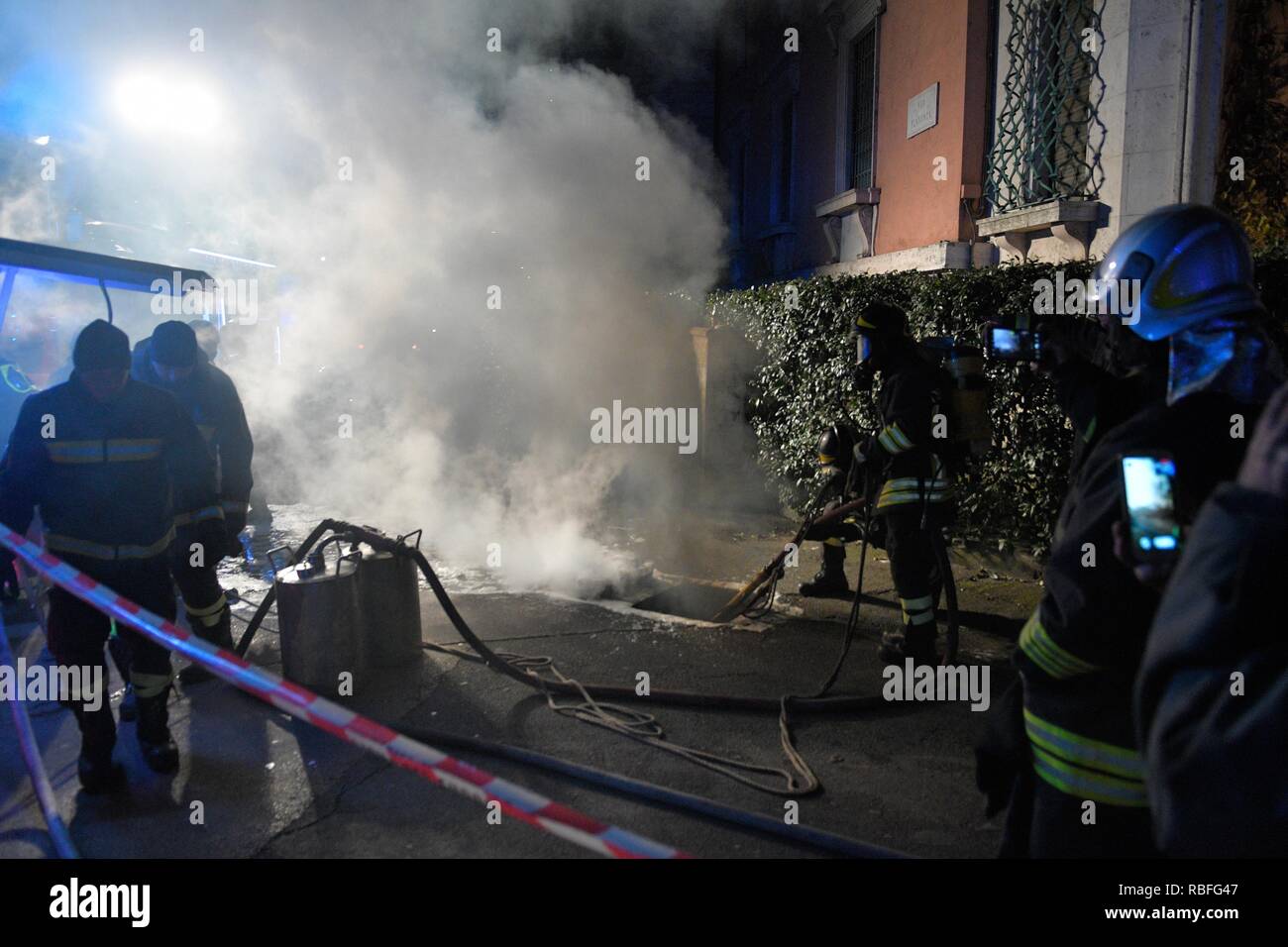 Foto LaPresse - Daniele Leone10/01/19 Roma ITA Cronaca Roms. Incendio rete elettrica sotterranea, piazzale delle Belle Arti con angolo Via Flaminia Nella foto : i Vigili del Fuoco sul luogo dell&# x2019;incendio, senza luce la zona circostante Banque D'Images