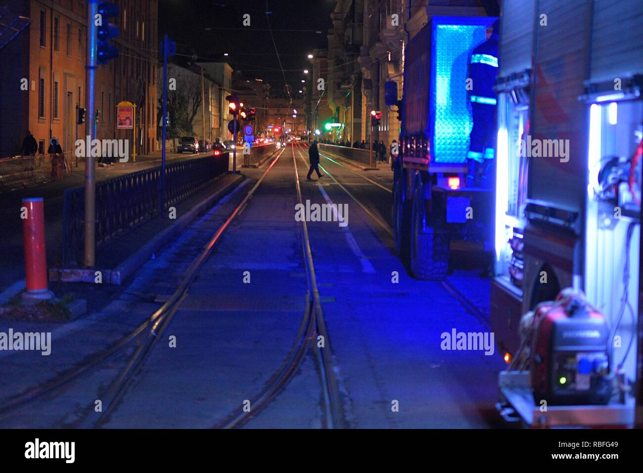 Foto LaPresse - Daniele Leone10/01/19 Roma ITA Cronaca Roms. Incendio rete elettrica sotterranea, piazzale delle Belle Arti con angolo Via Flaminia Nella foto : i Vigili del Fuoco sul luogo dell&# x2019;incendio, senza luce la zona circostante Banque D'Images