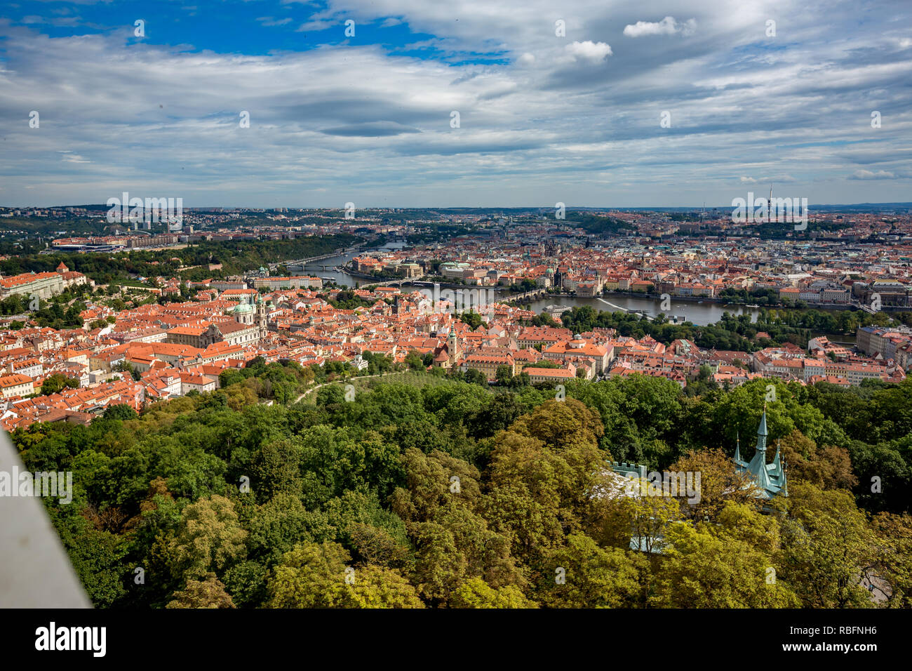 Lesser Town Prague cityscape skyline high angle view comme vu comme descendant de la magnifique tour d'observation et d'observation de Petrin Vltava au riv Banque D'Images