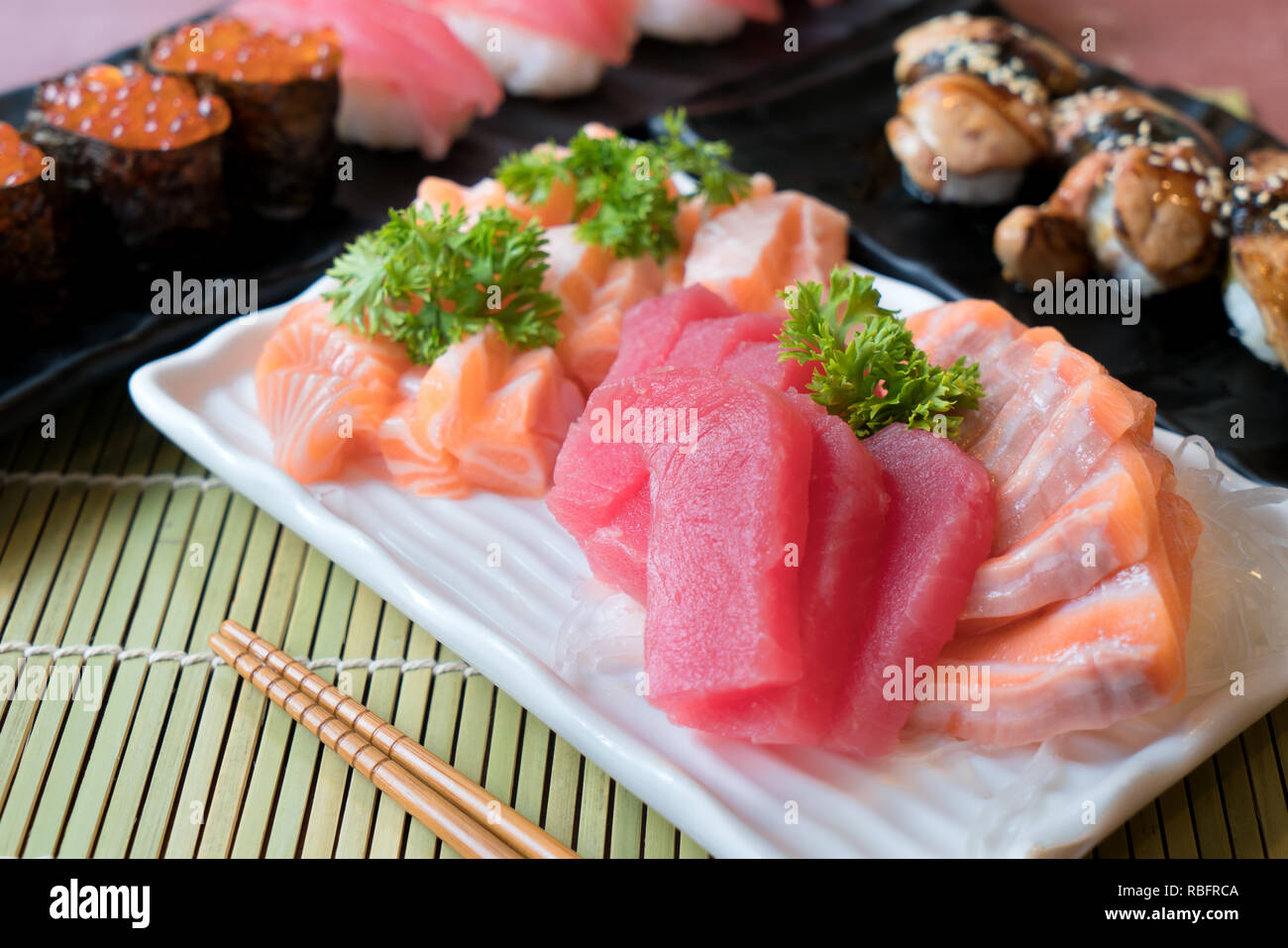 Tranches de sashimi mixte de poissons en plaque blanche. Saumon et thon sashimi de thon avec oeufs de poisson volant, caviar et foie gras libre. Japon restaurant menu Banque D'Images