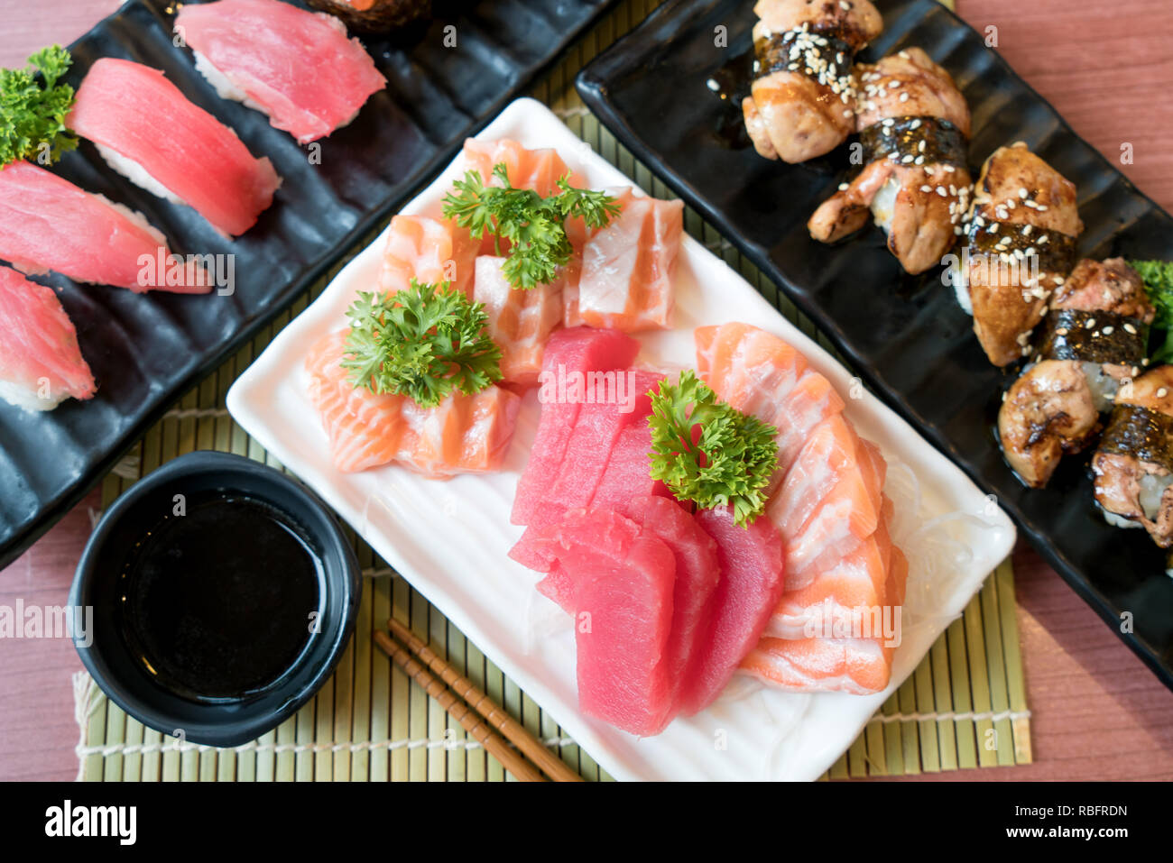 Tranches de sashimi mixte de poissons en plaque blanche. Saumon et thon sashimi de thon avec oeufs de poisson volant, caviar et foie gras libre. Japon restaurant menu Banque D'Images