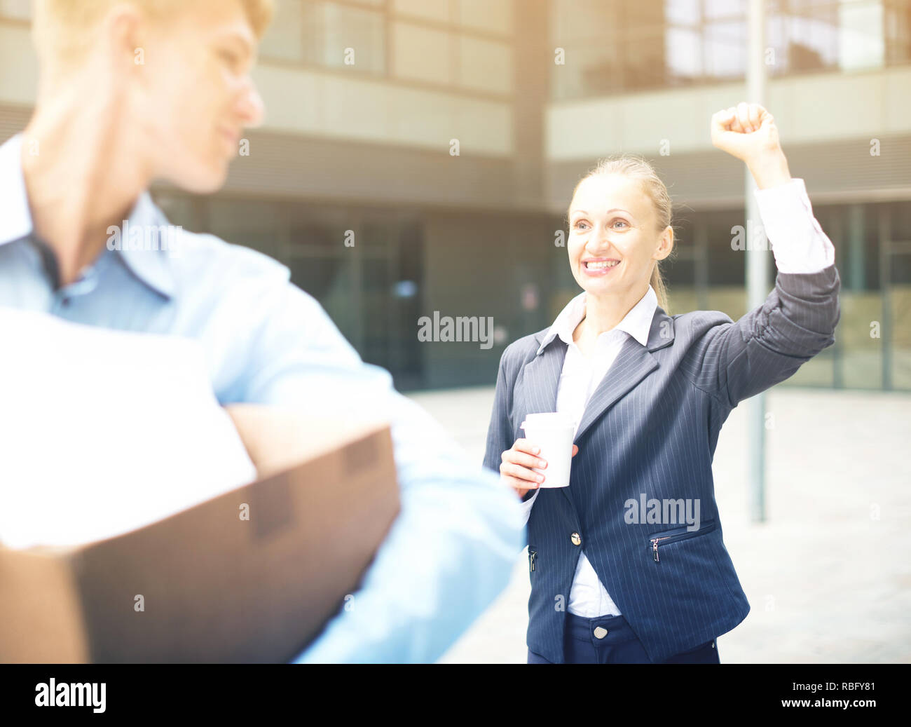 Boss femme est qui souhaitent bonne chance à l'employée de bureau sur les nouveaux lieux de travail. Banque D'Images