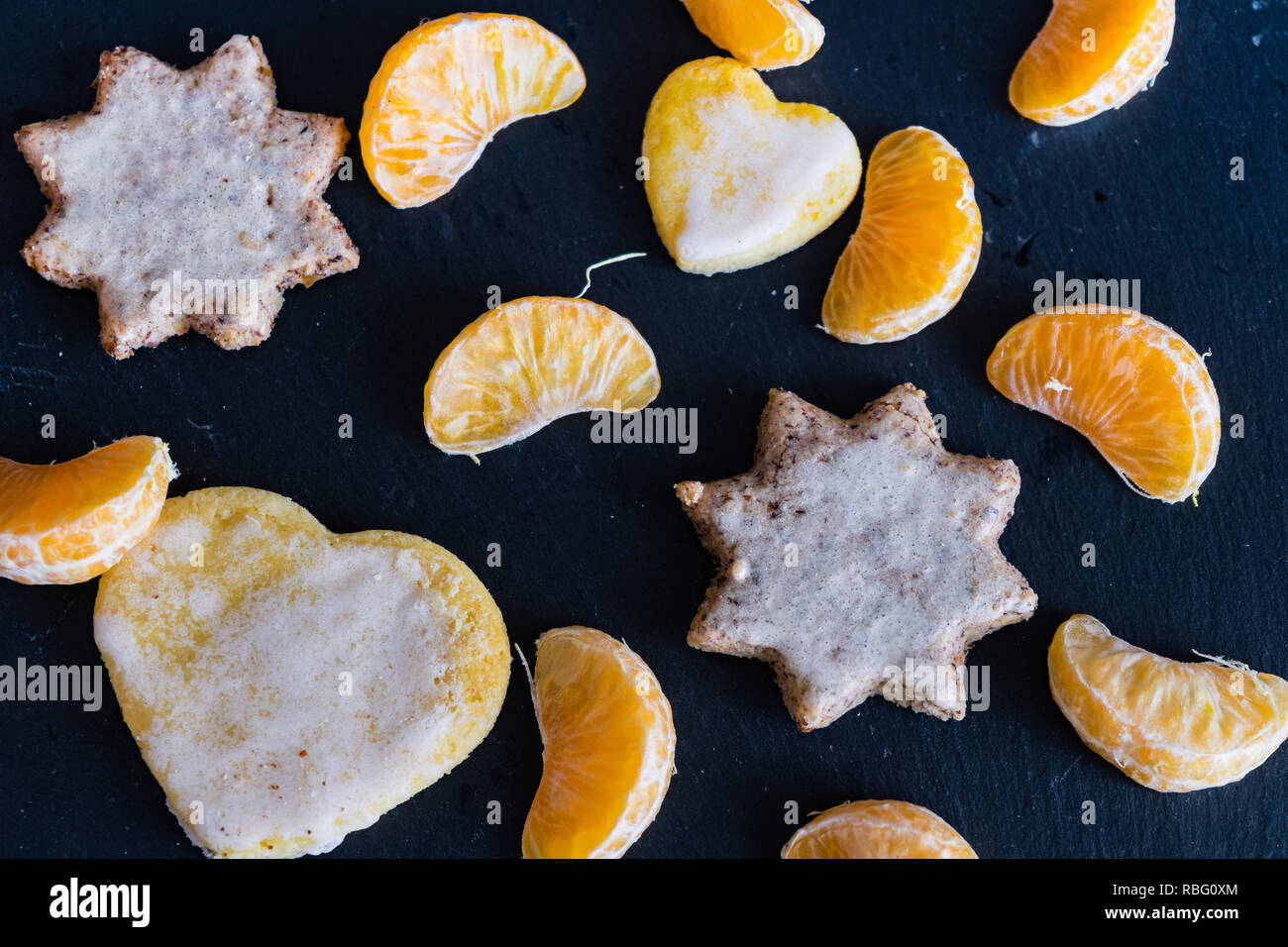 Les cookies et de sculptures de mandarin sur fond sombre Banque D'Images