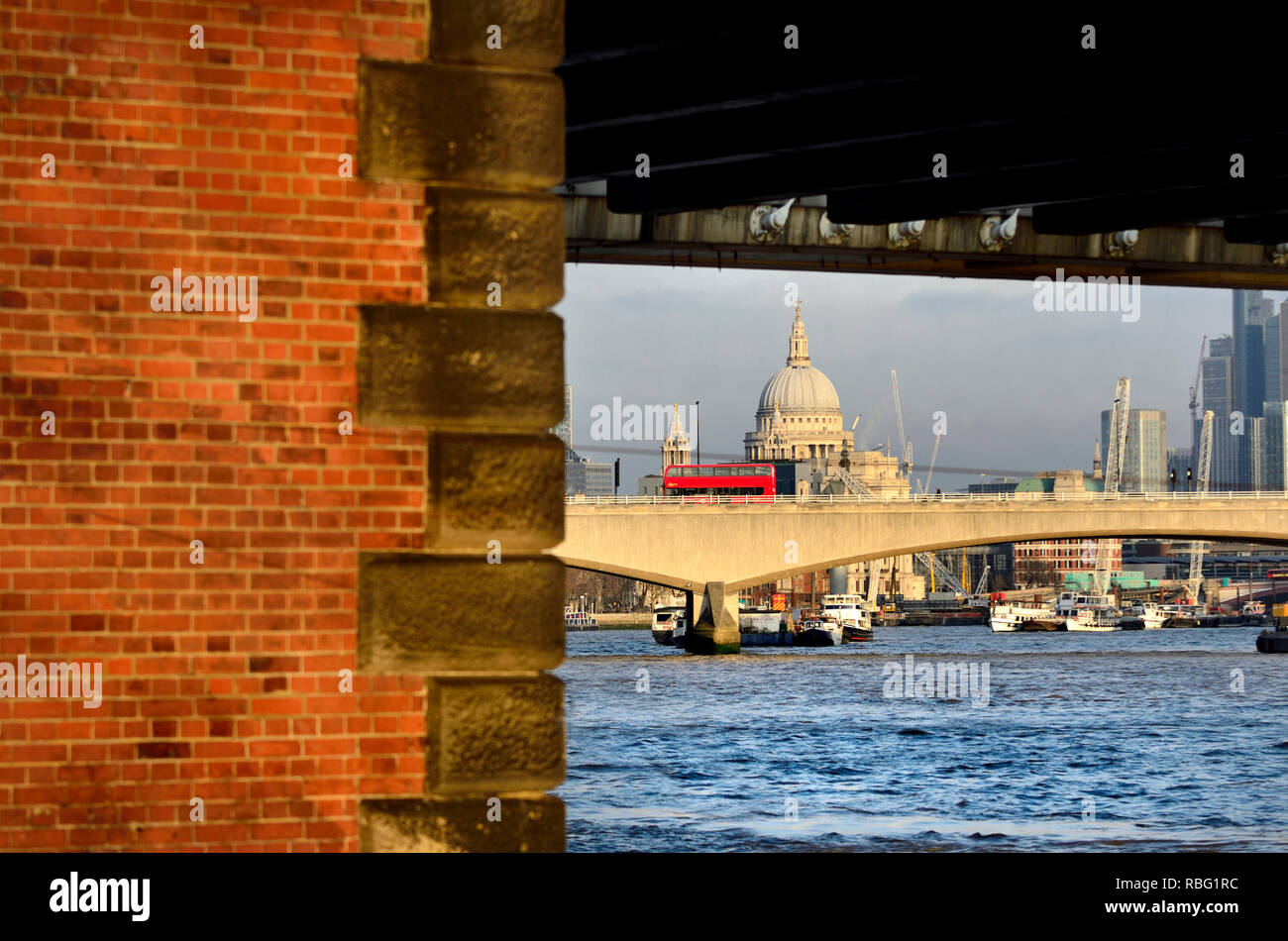 La Cathédrale St Paul, la Tamise et la City de Londres vu sous le Hungerford Bridge, Londres, Angleterre, Royaume-Uni. Banque D'Images